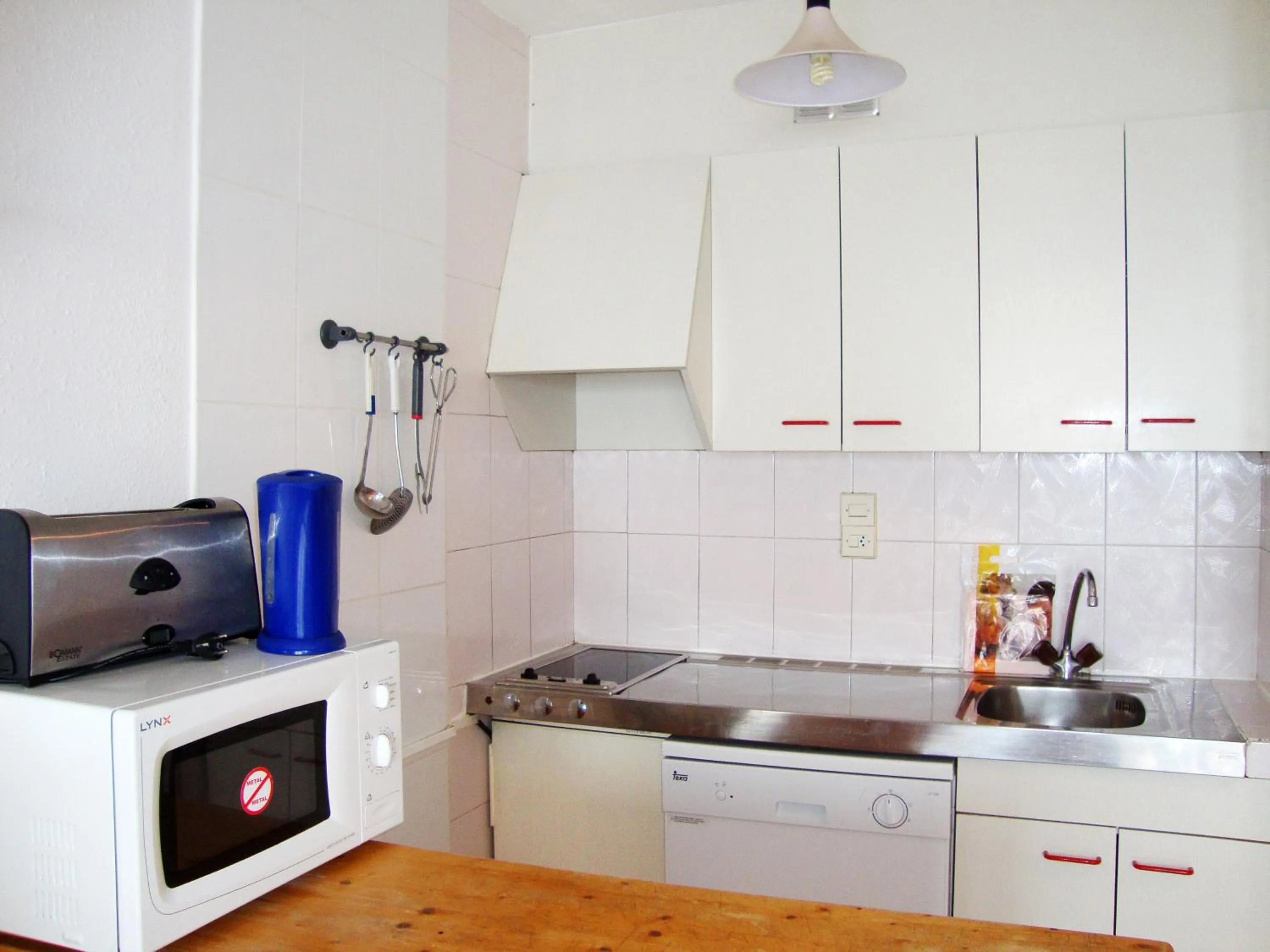 Kitchen or kitchenette in Apartamentos Paradis Blanc 3000