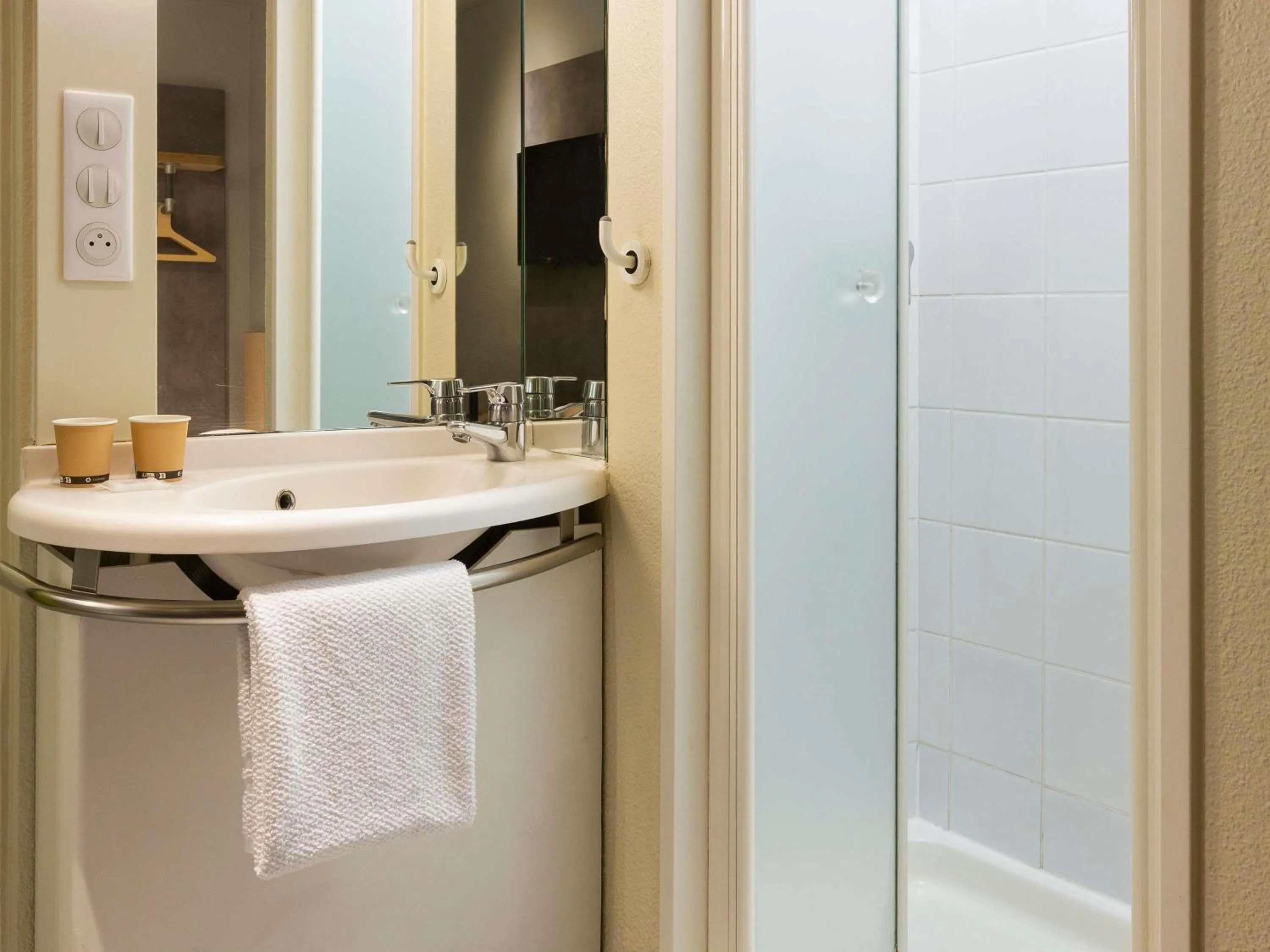 Bedroom in ibis budget Antony Massy rénové 2024