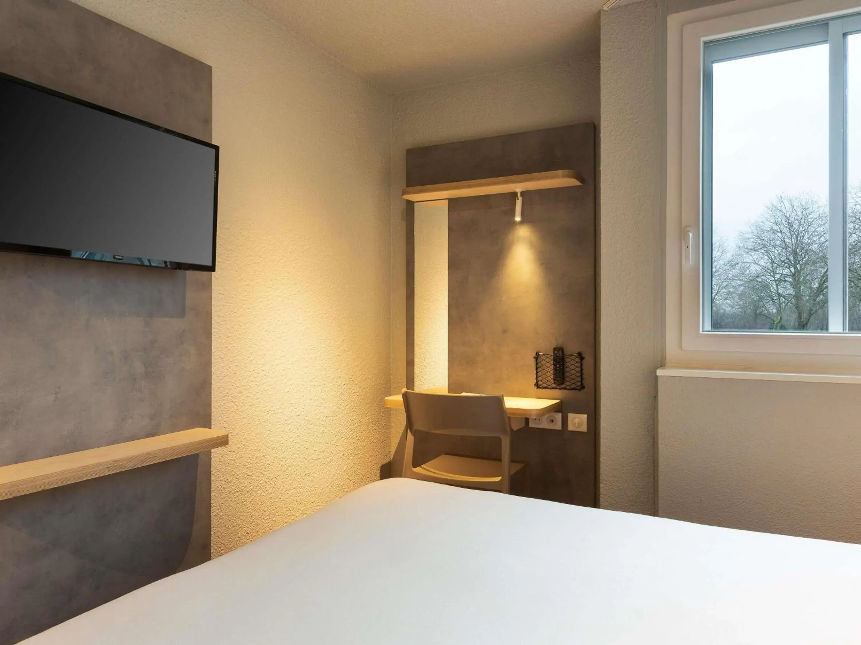 Bedroom, Bed in ibis budget Antony Massy rénové 2024 Bedroom, Bed in ibis budget Antony Massy rénové 2024