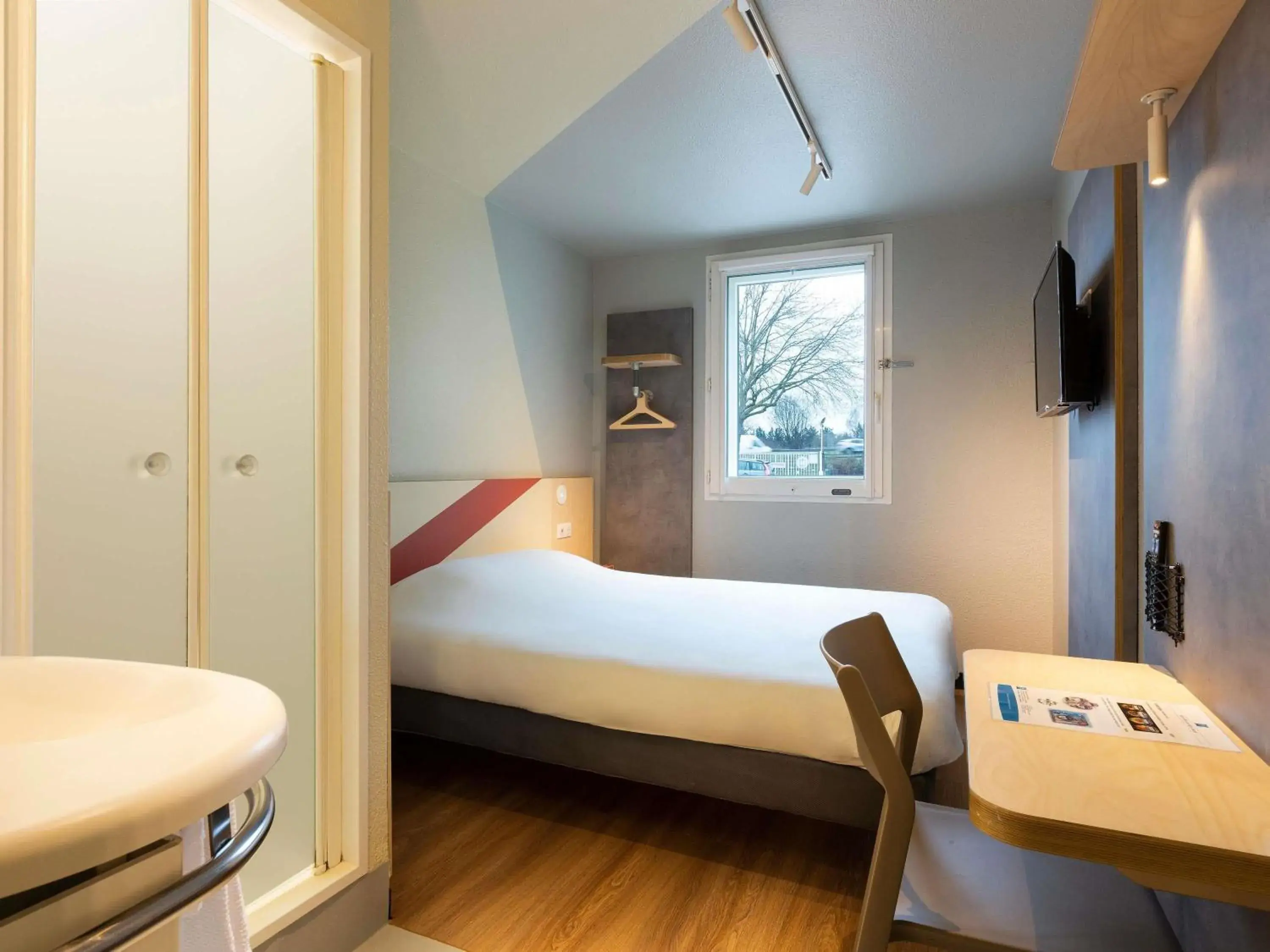 Bedroom, Bed in ibis budget Antony Massy rénové 2024 Bedroom, Bed in ibis budget Antony Massy rénové 2024