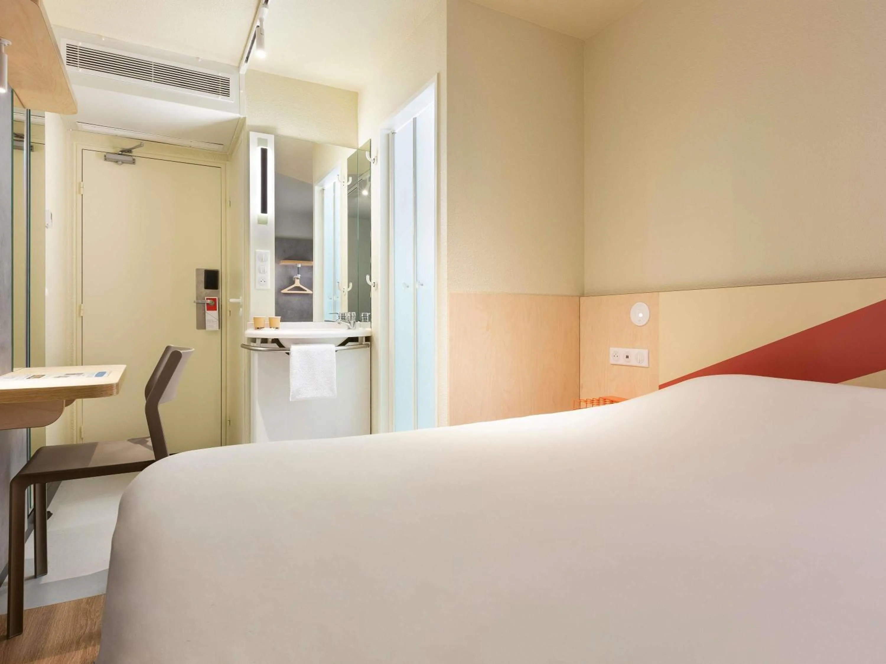 Bedroom, Bed in ibis budget Antony Massy rénové 2024