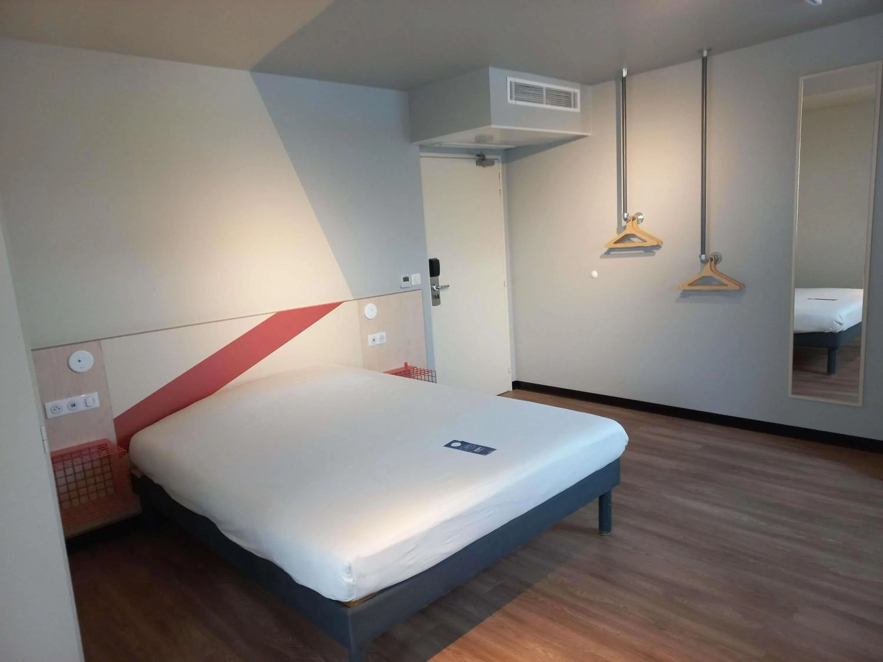 Bedroom, Bed in ibis budget Antony Massy rénové 2024