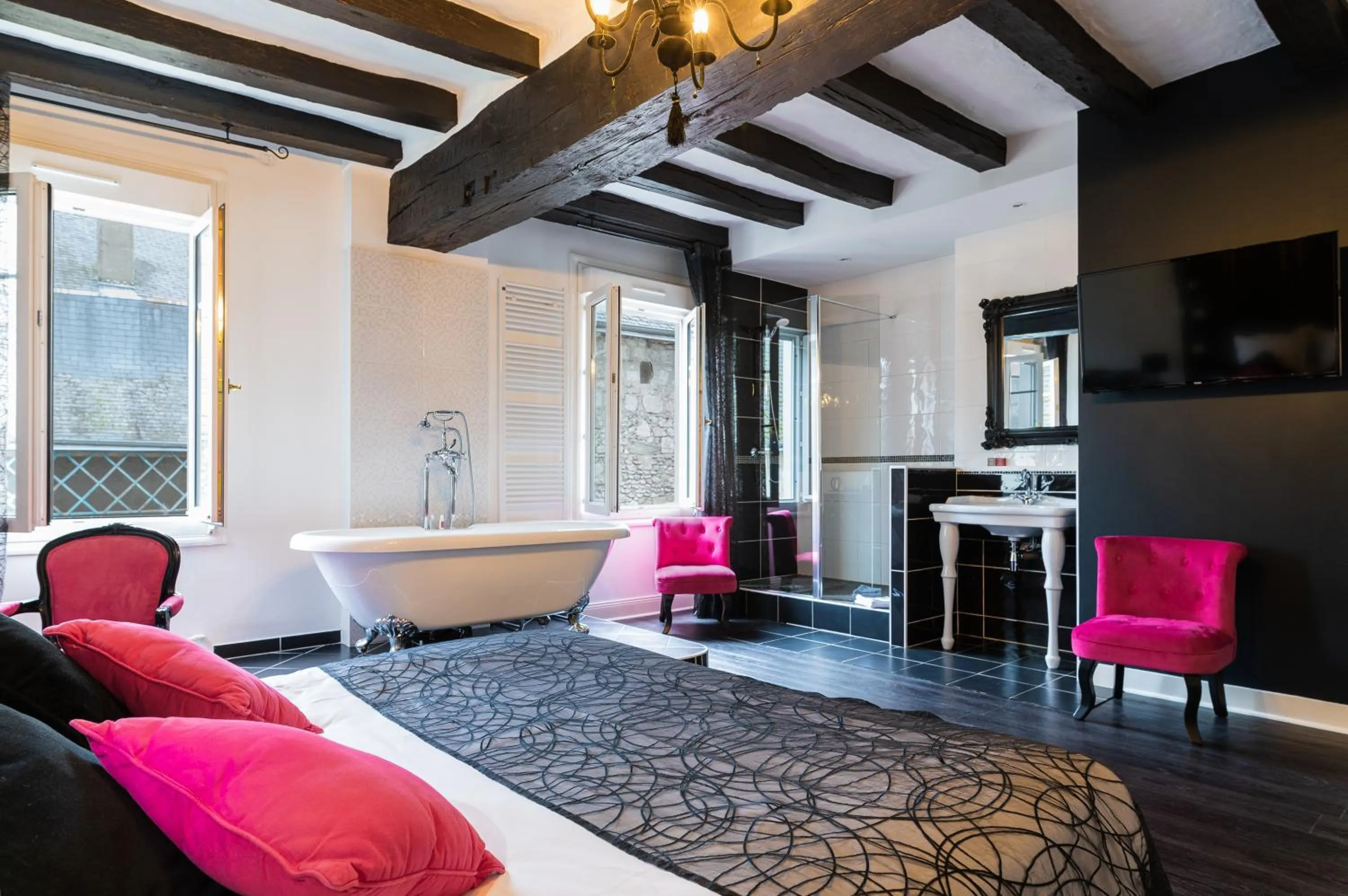 Photo of the whole room, Bed in Logis Hotel Restaurant Le Cheval Blanc