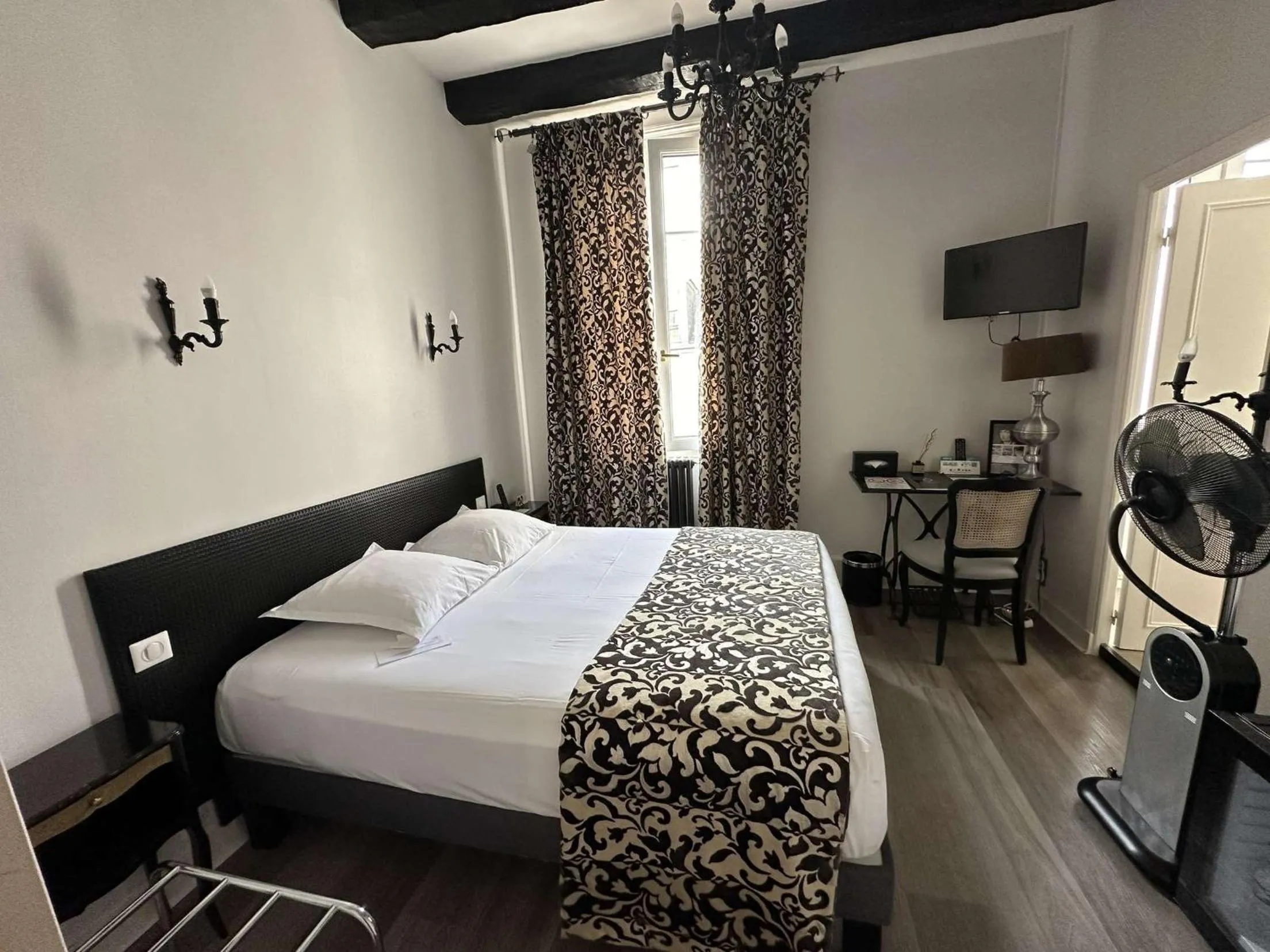 Bed in Logis Hotel Restaurant Le Cheval Blanc