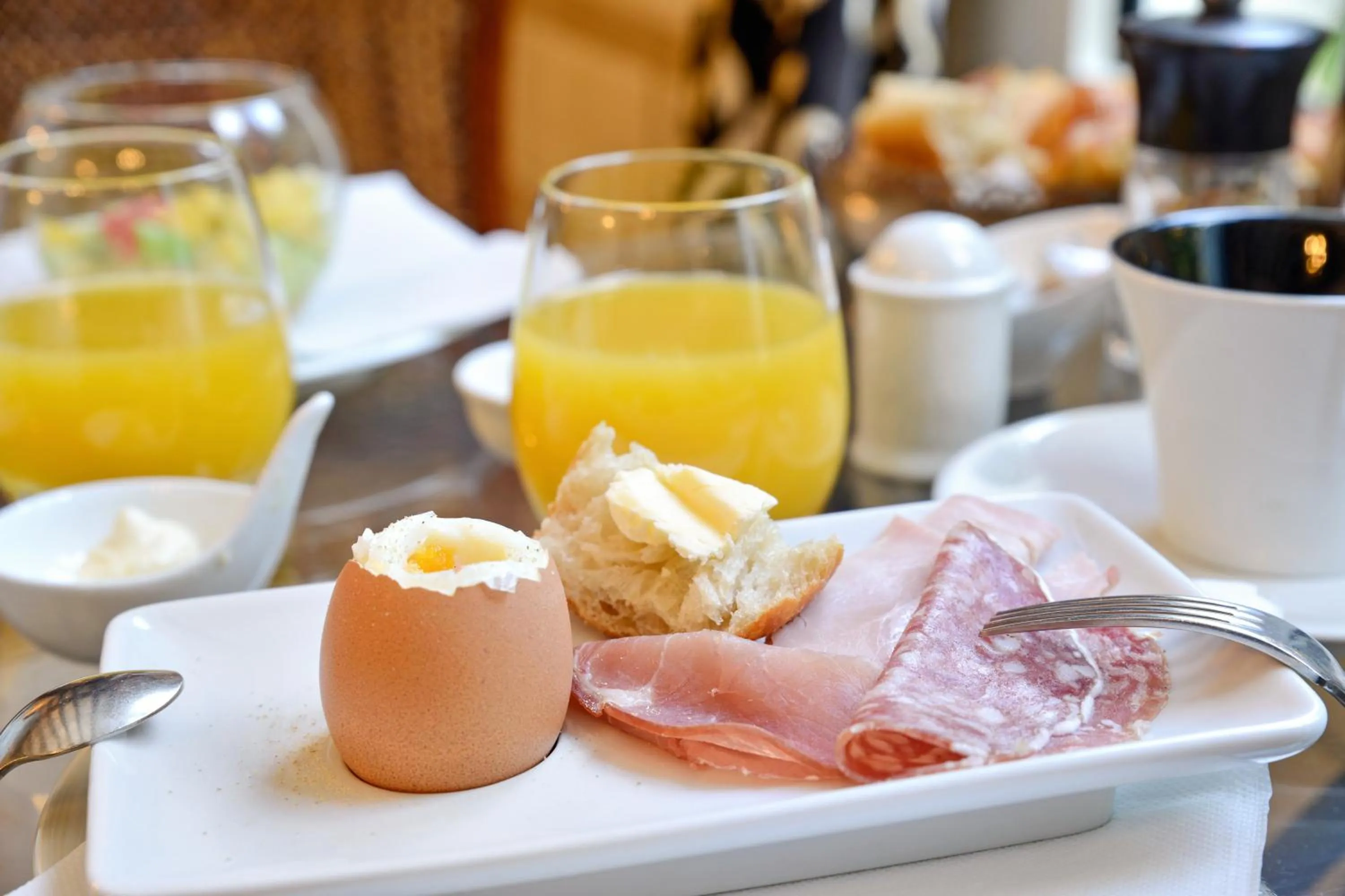 Breakfast in Logis Hotel Restaurant Le Cheval Blanc