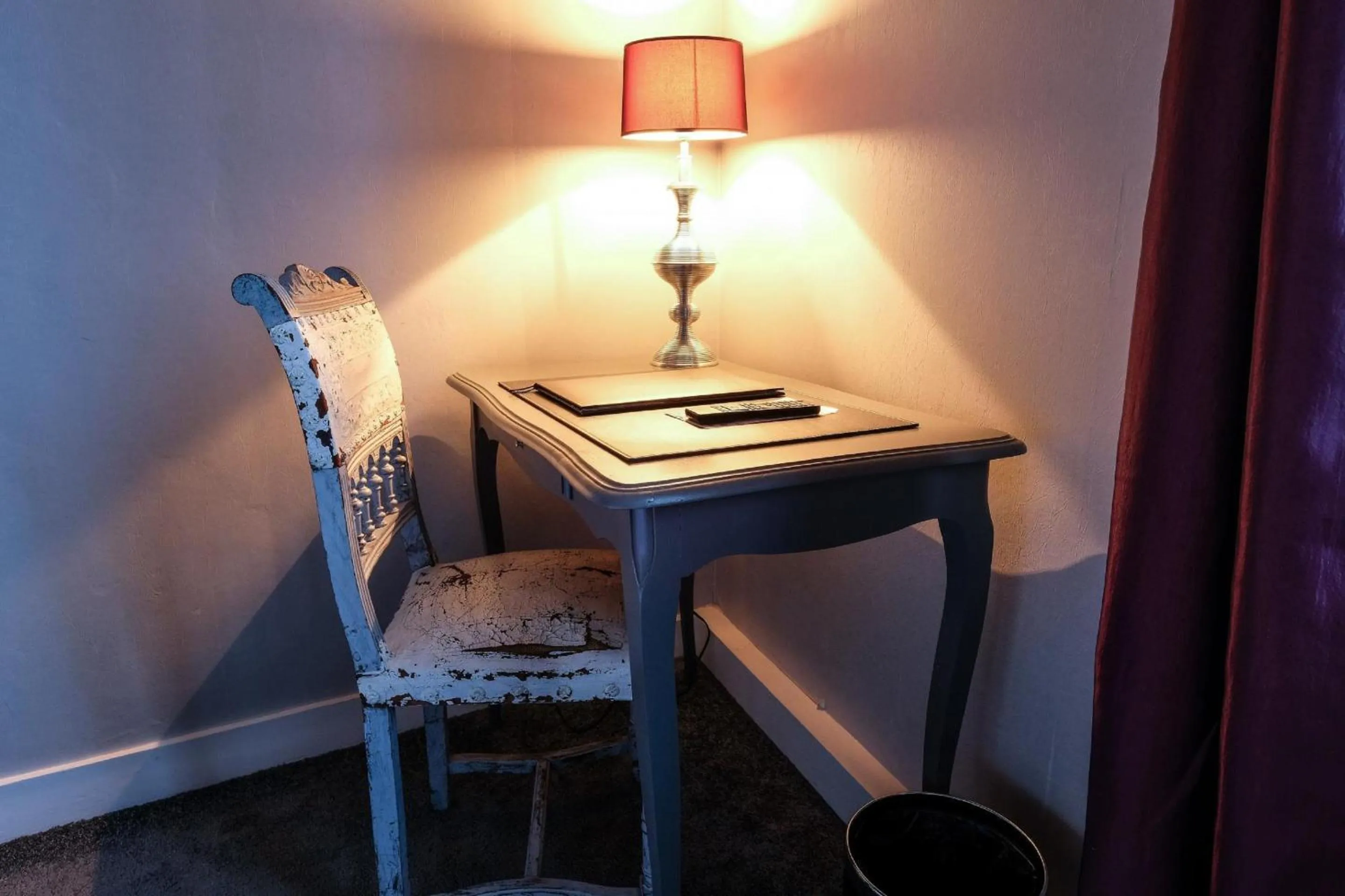 furniture in Logis Hotel Restaurant Le Cheval Blanc