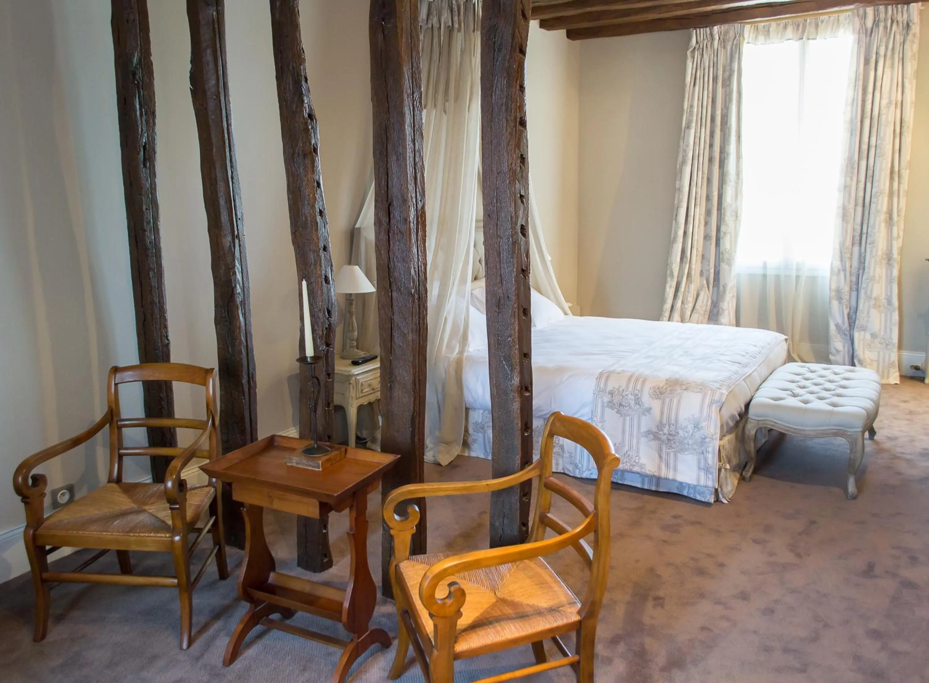 Bedroom, Bed in Logis Hotel Restaurant Le Cheval Blanc