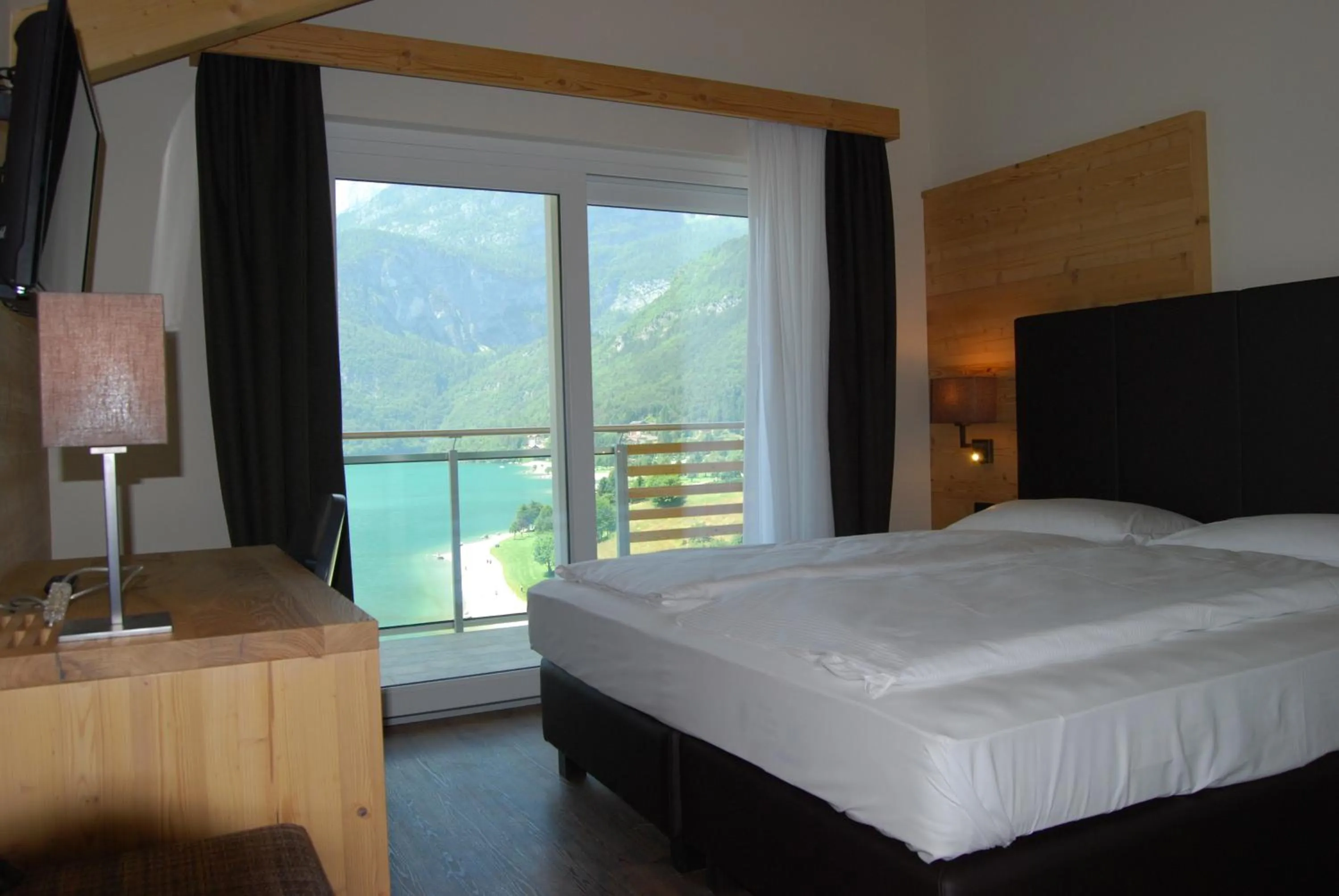 Lake view, Bed in Hotel Fontanella