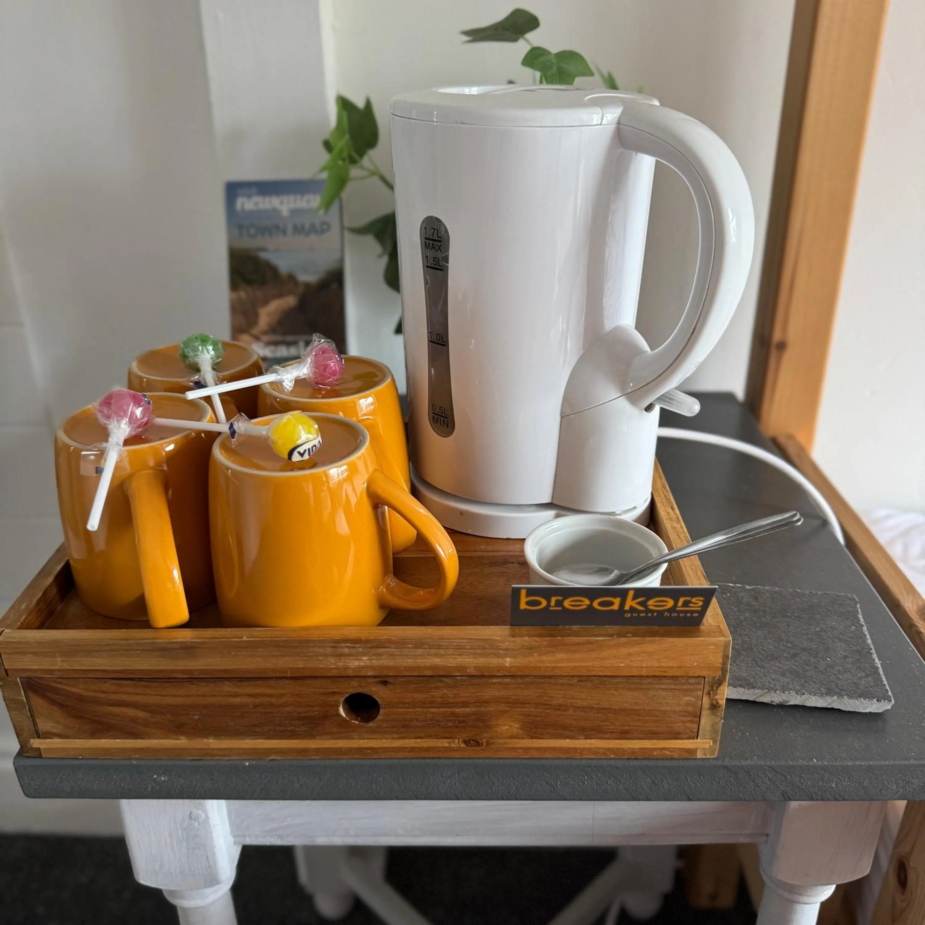 Coffee/tea facilities in Breakers Guest House