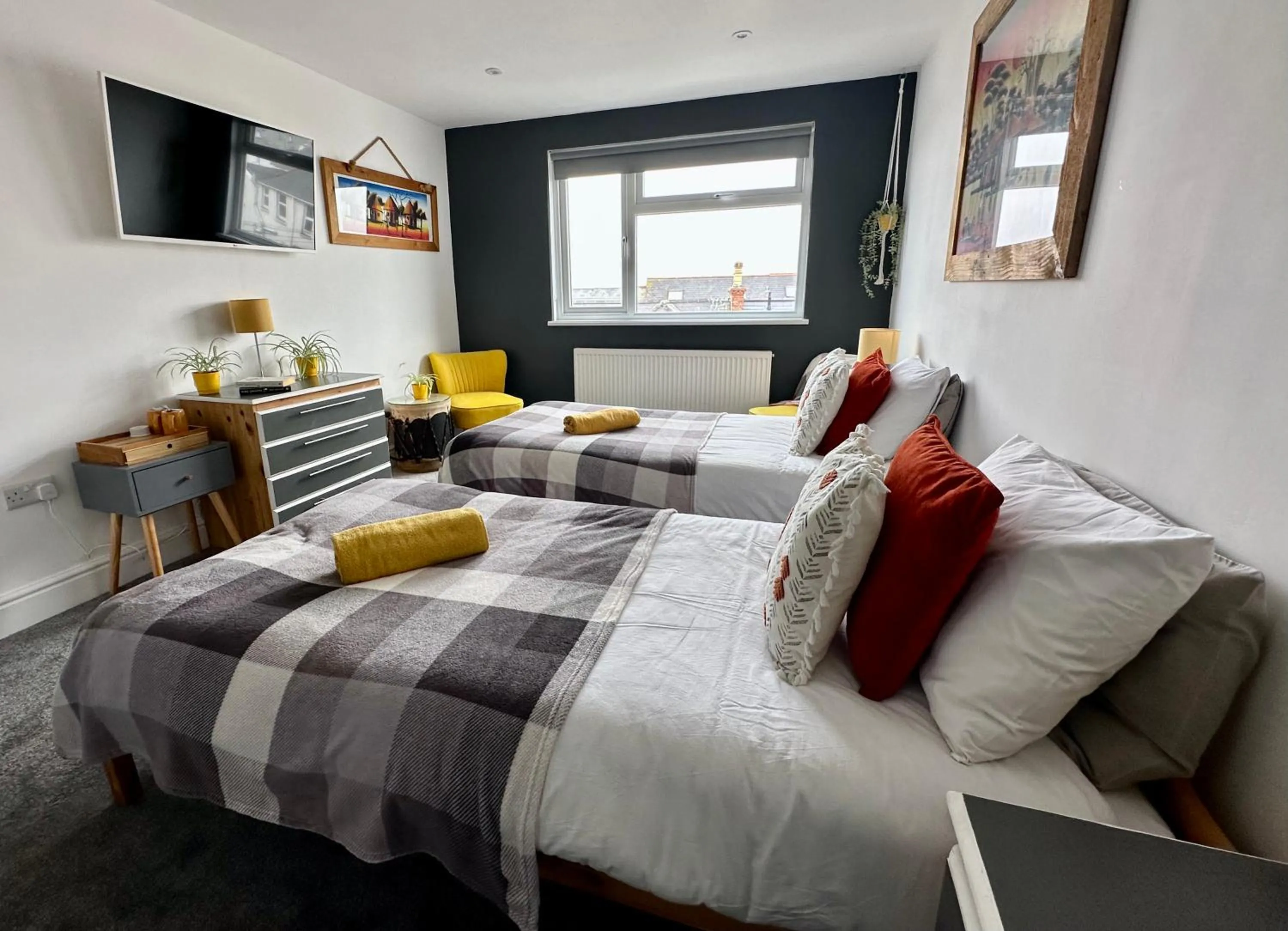 Bedroom, Bed in Breakers Guest House