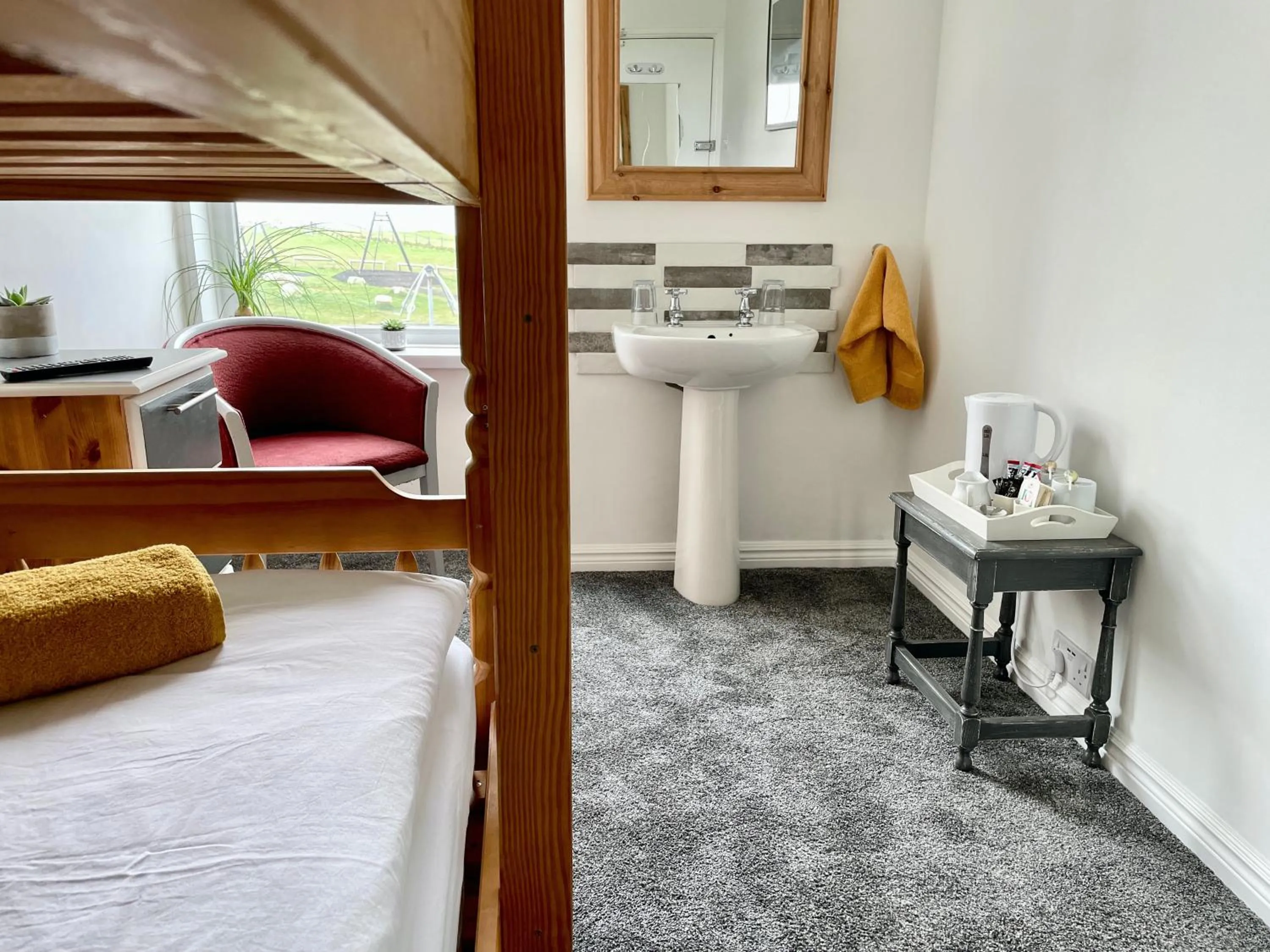 Coffee/tea facilities, Bed in Breakers Guest House