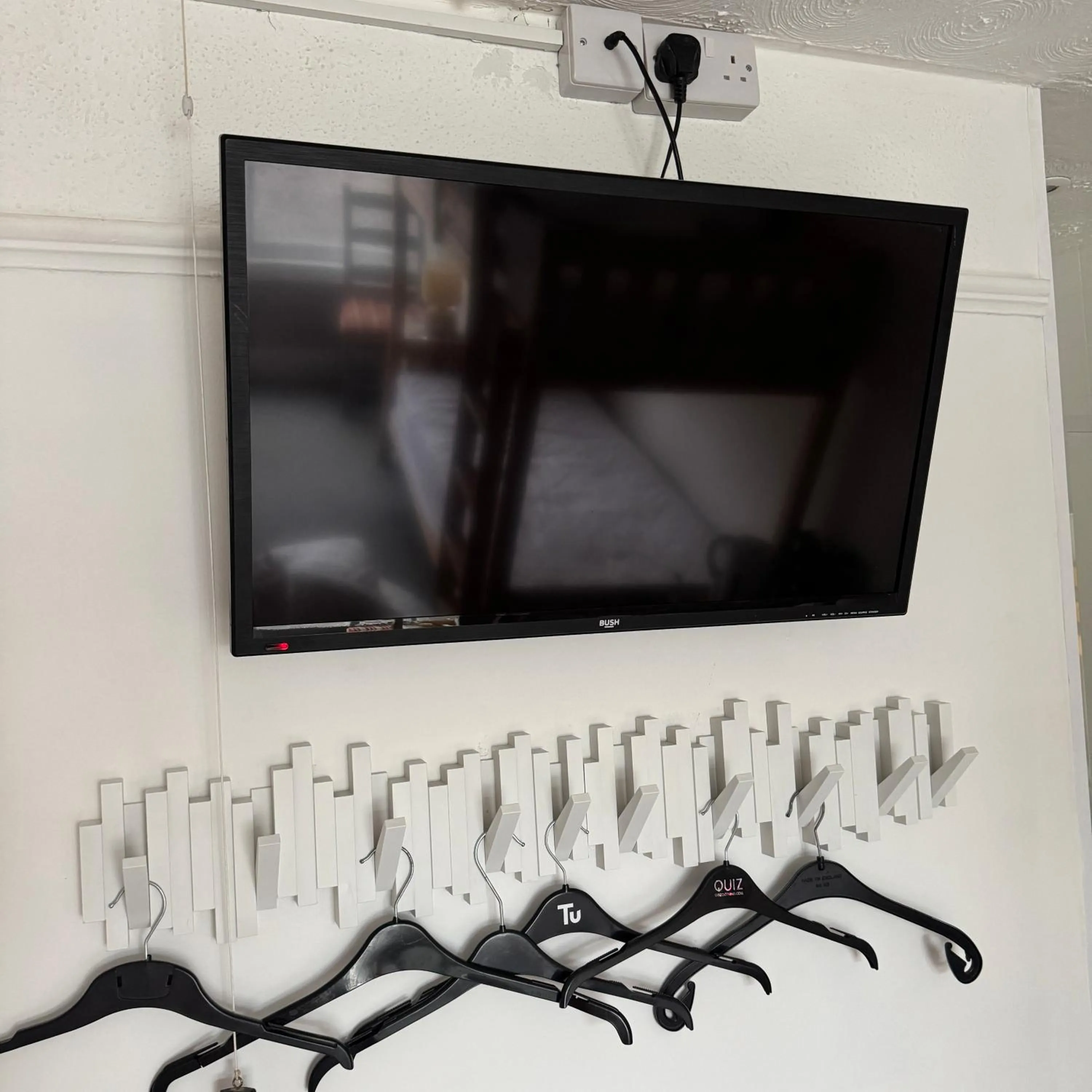 TV and multimedia in Breakers Guest House