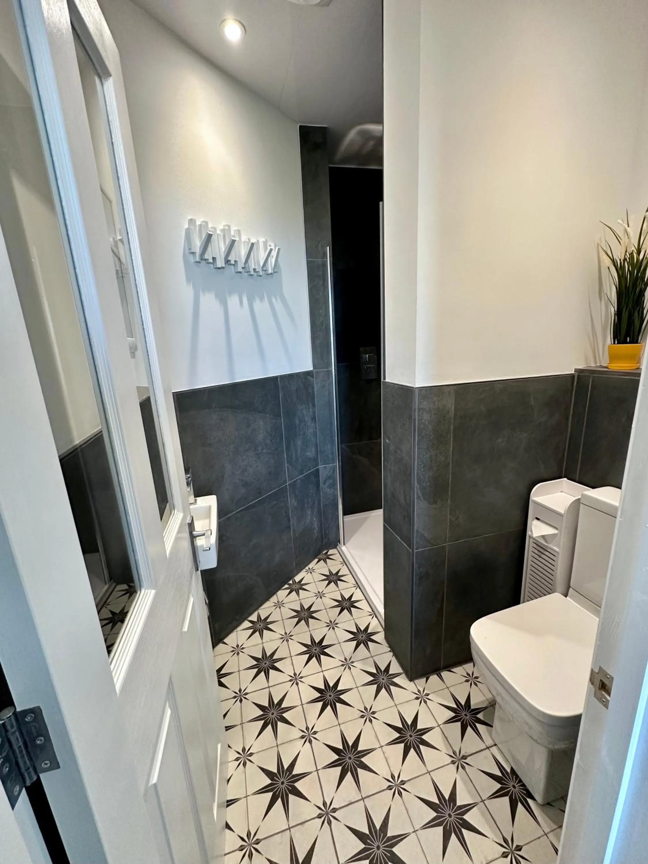 Toilet in Breakers Guest House