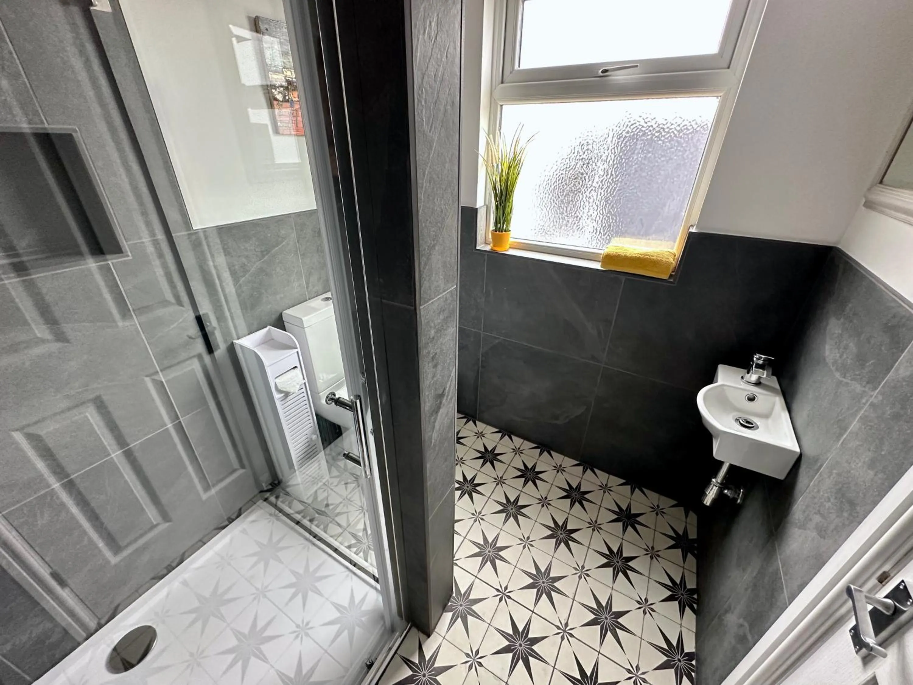 Shower in Breakers Guest House