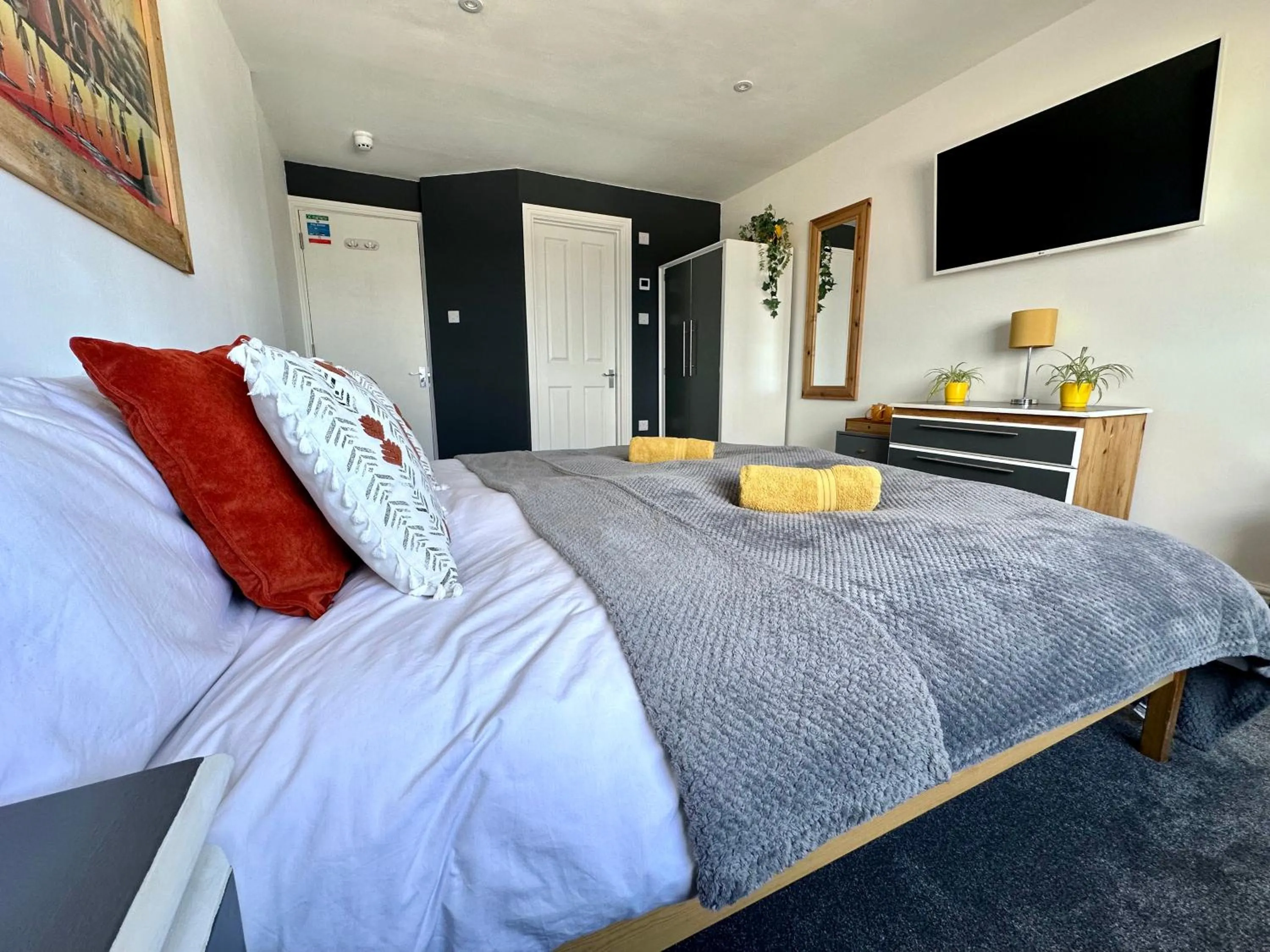 Bed in Breakers Guest House