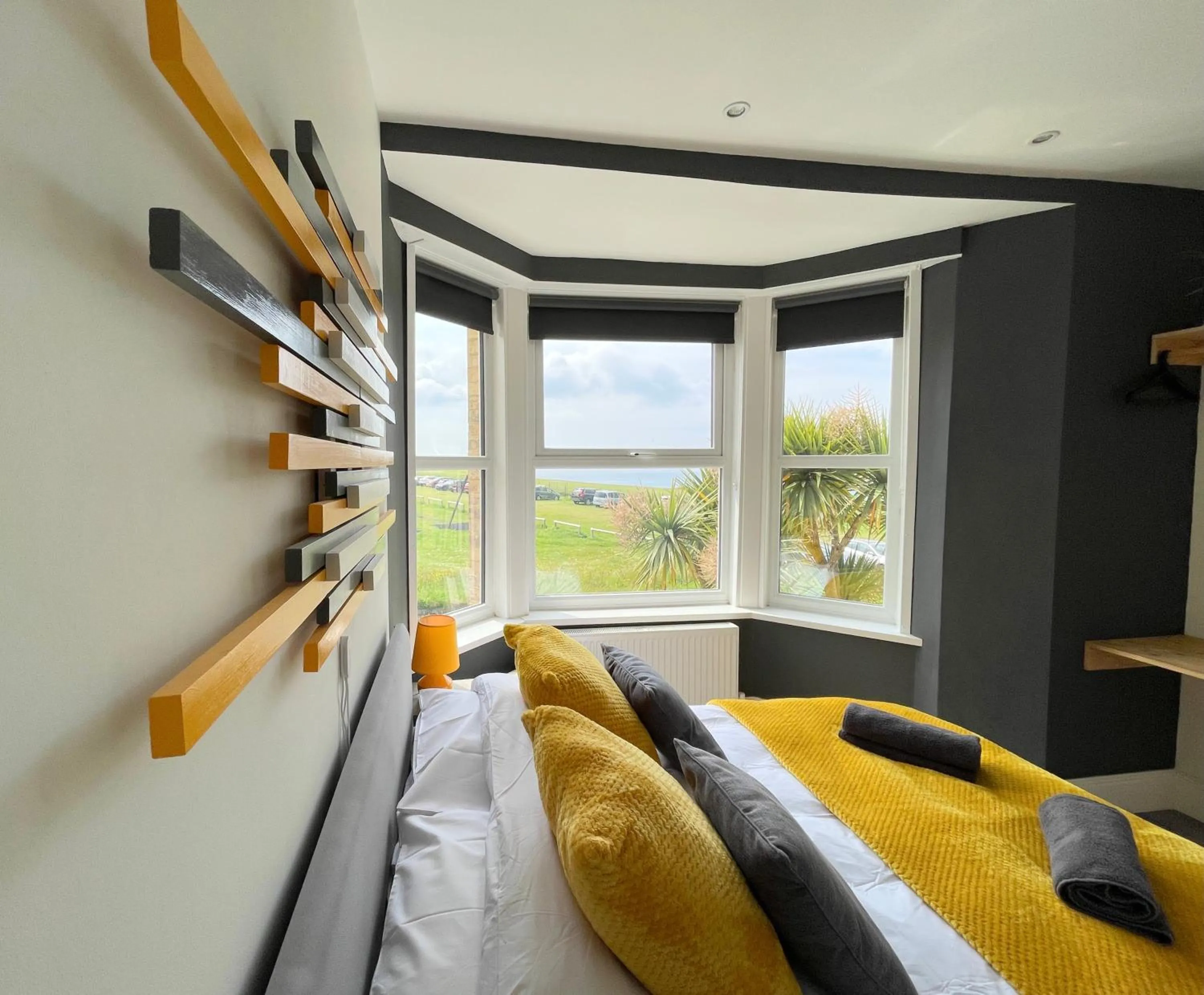 Toilet, Bed in Breakers Guest House