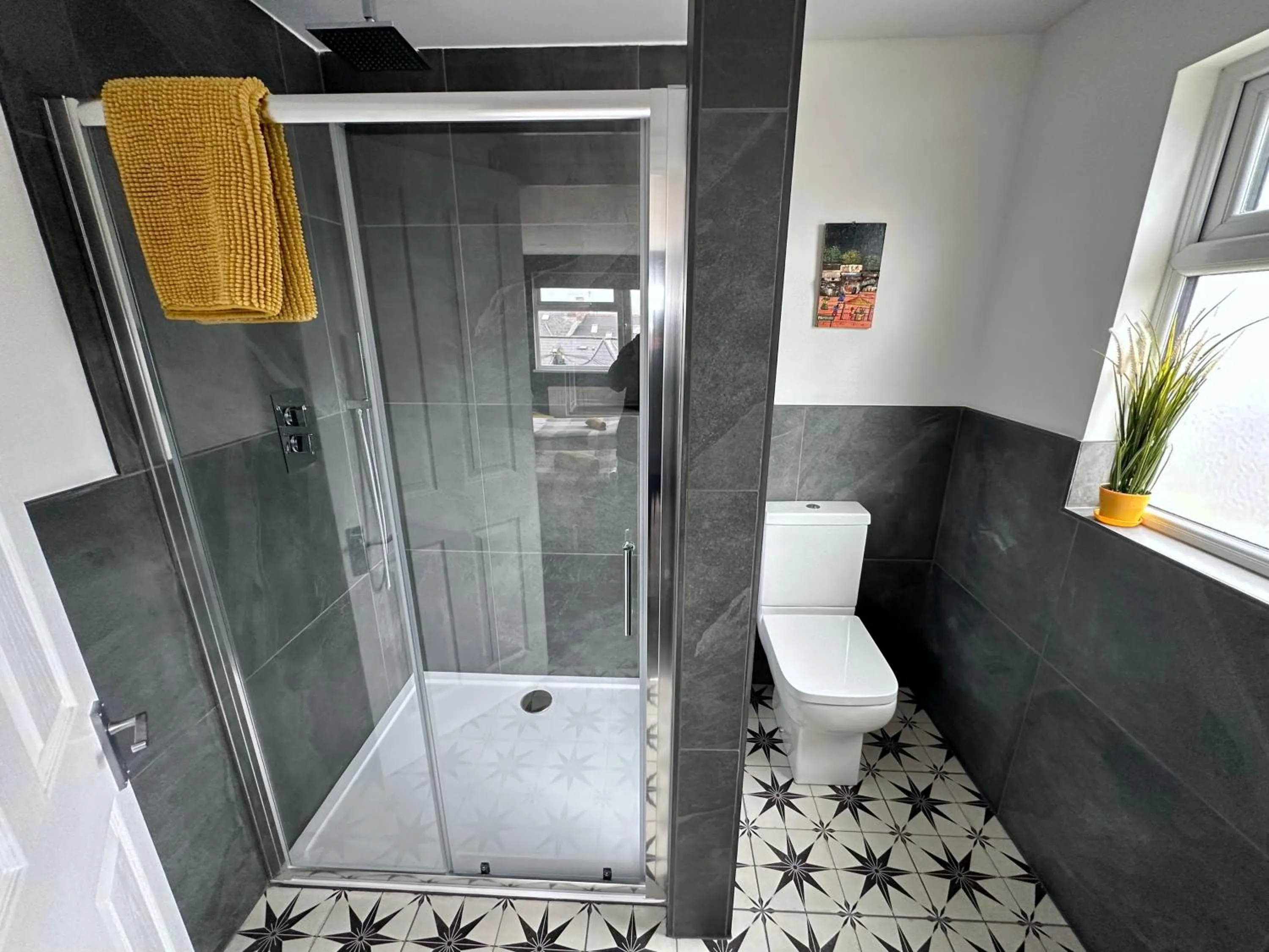 Shower in Breakers Guest House