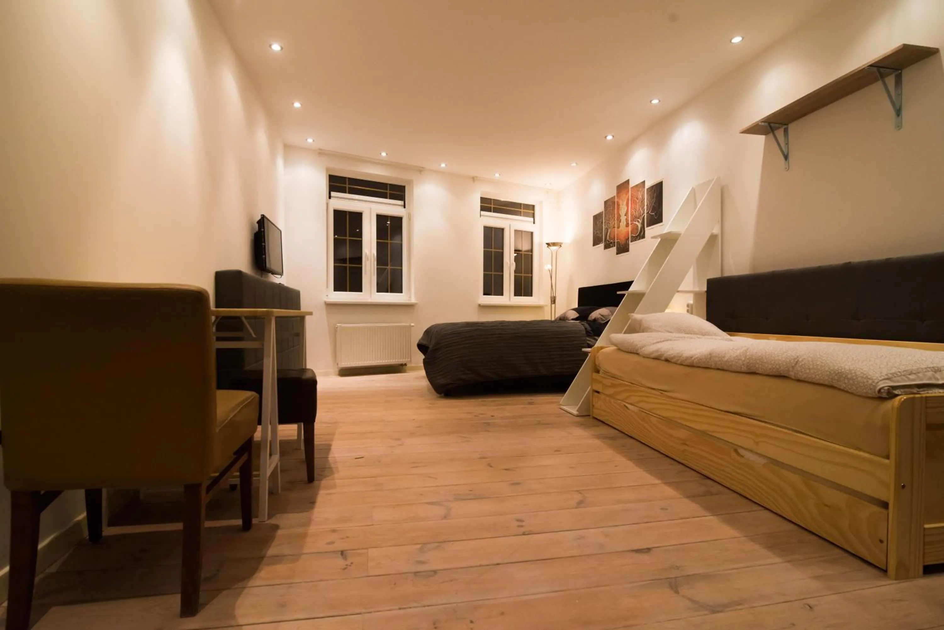 Bed in full 4 floors house at the center