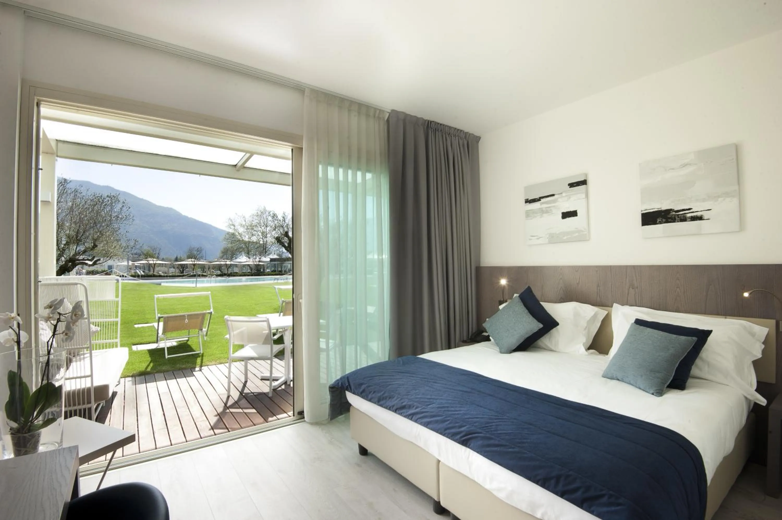 View (from property/room), Bed in Seven Park Hotel Lake Como - Adults Only