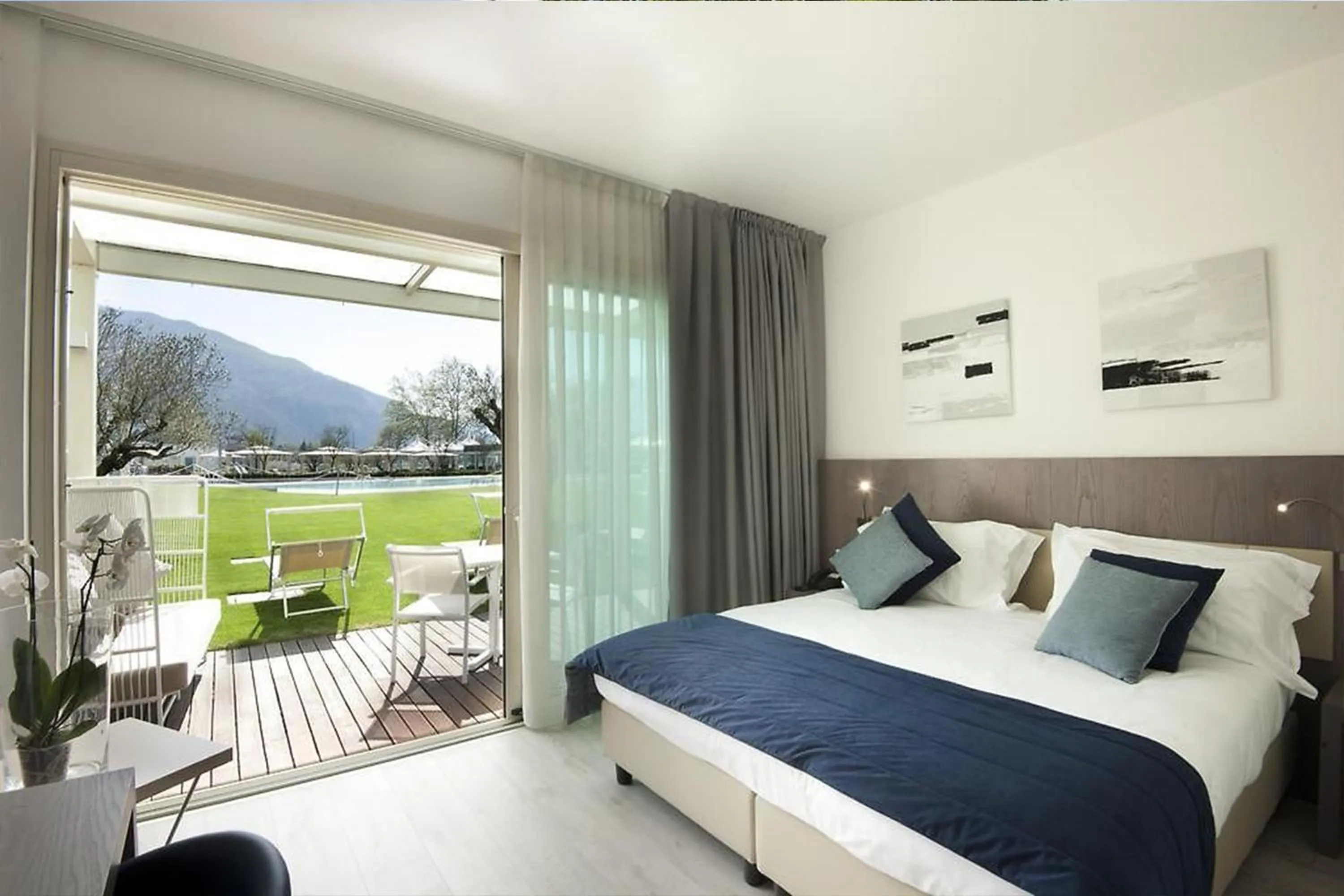 View (from property/room), Bed in Seven Park Hotel Lake Como - Adults Only