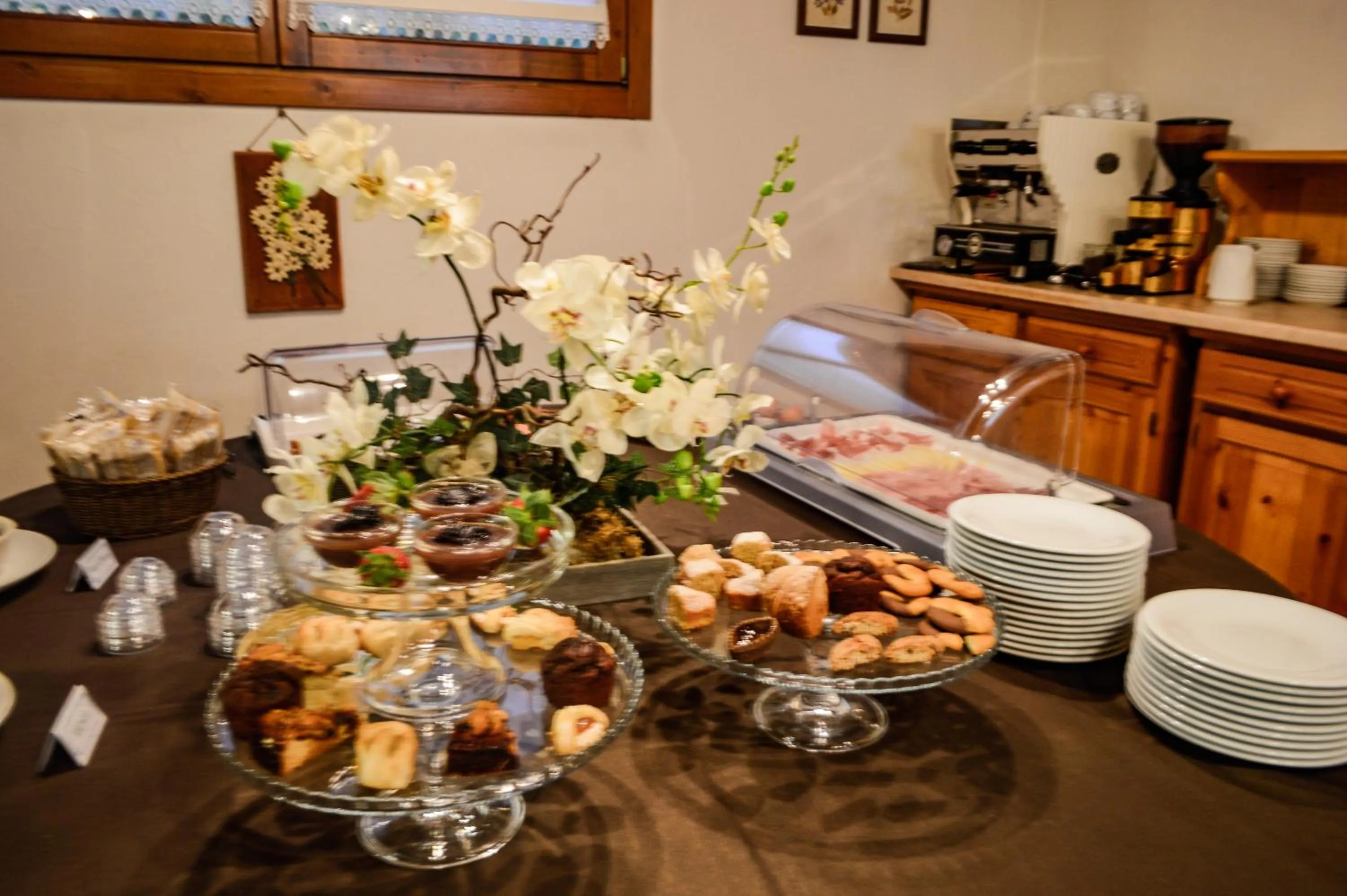 Buffet breakfast in Villa Lucin