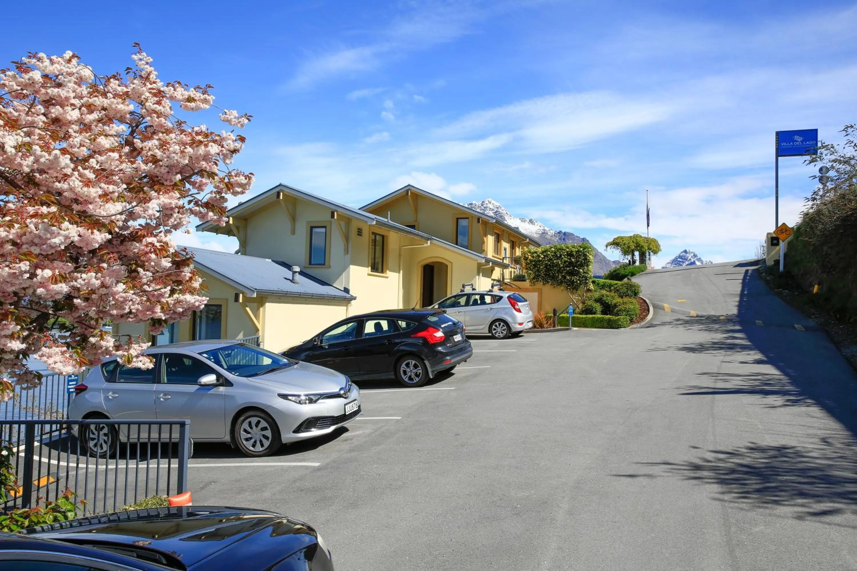 Facade/entrance in Villa Del Lago