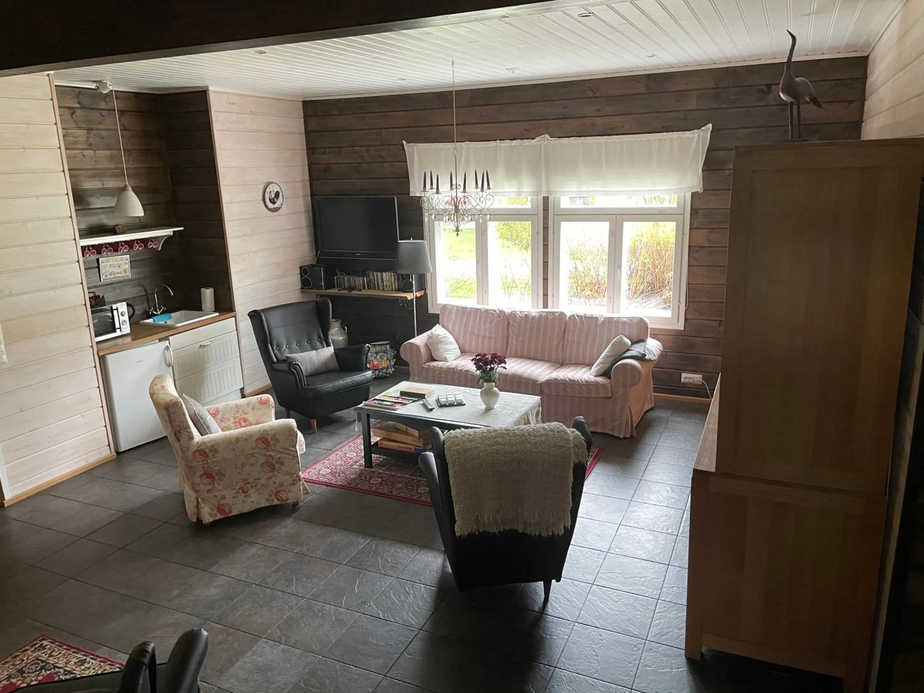 Communal lounge/ TV room in Purola Farm Guesthouse