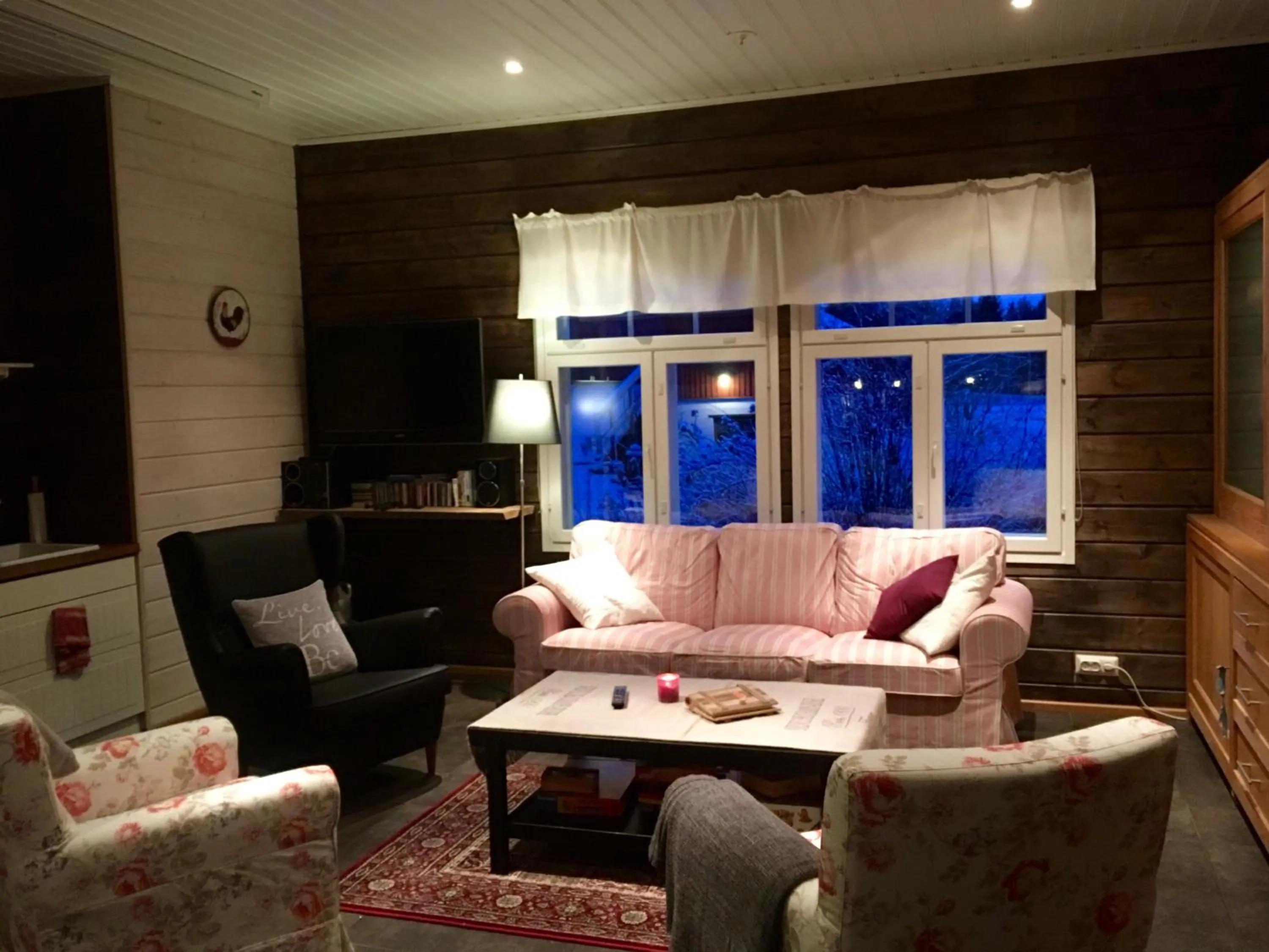 Communal lounge/ TV room in Purola Farm Guesthouse