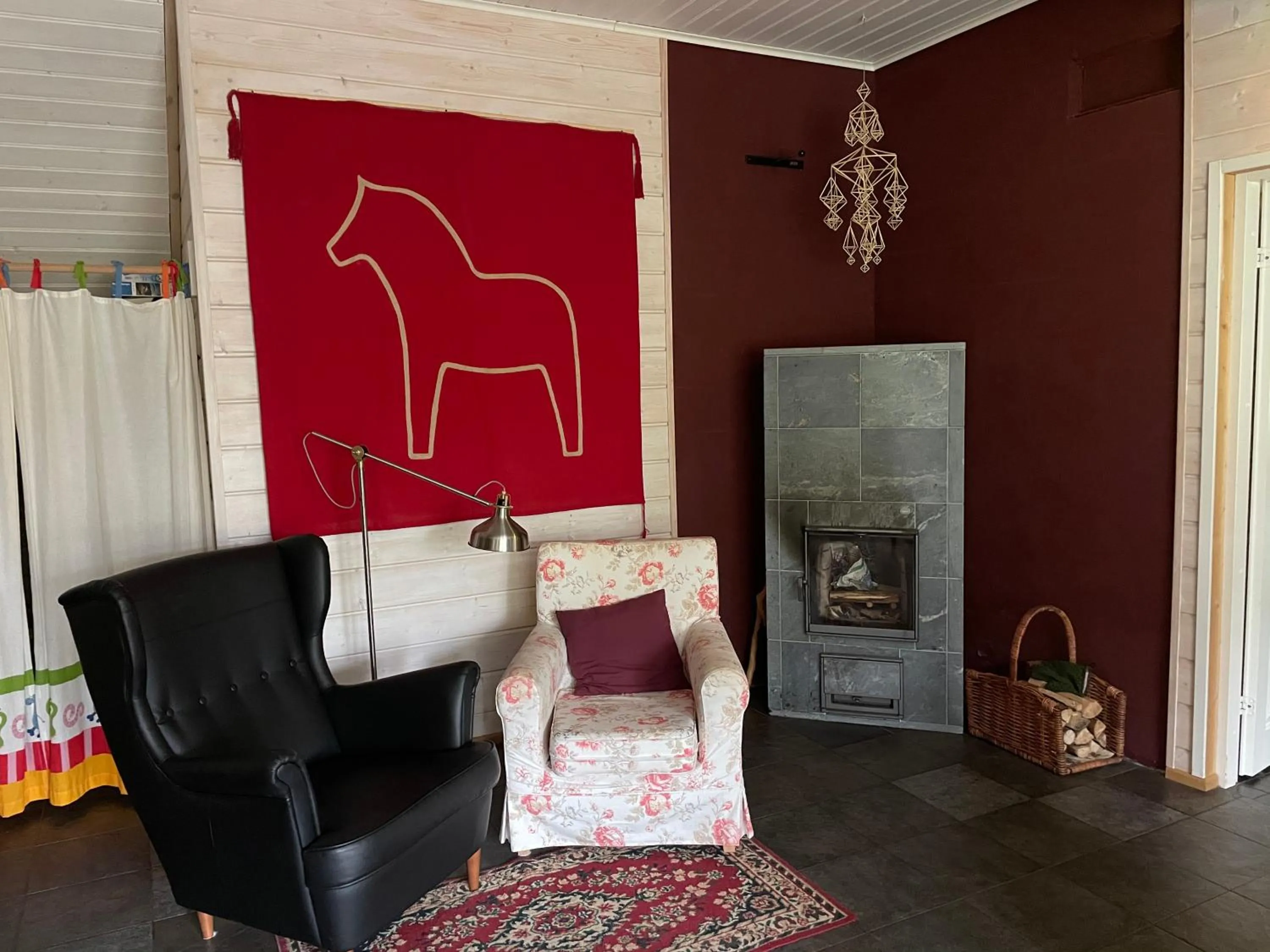 Communal lounge/ TV room in Purola Farm Guesthouse