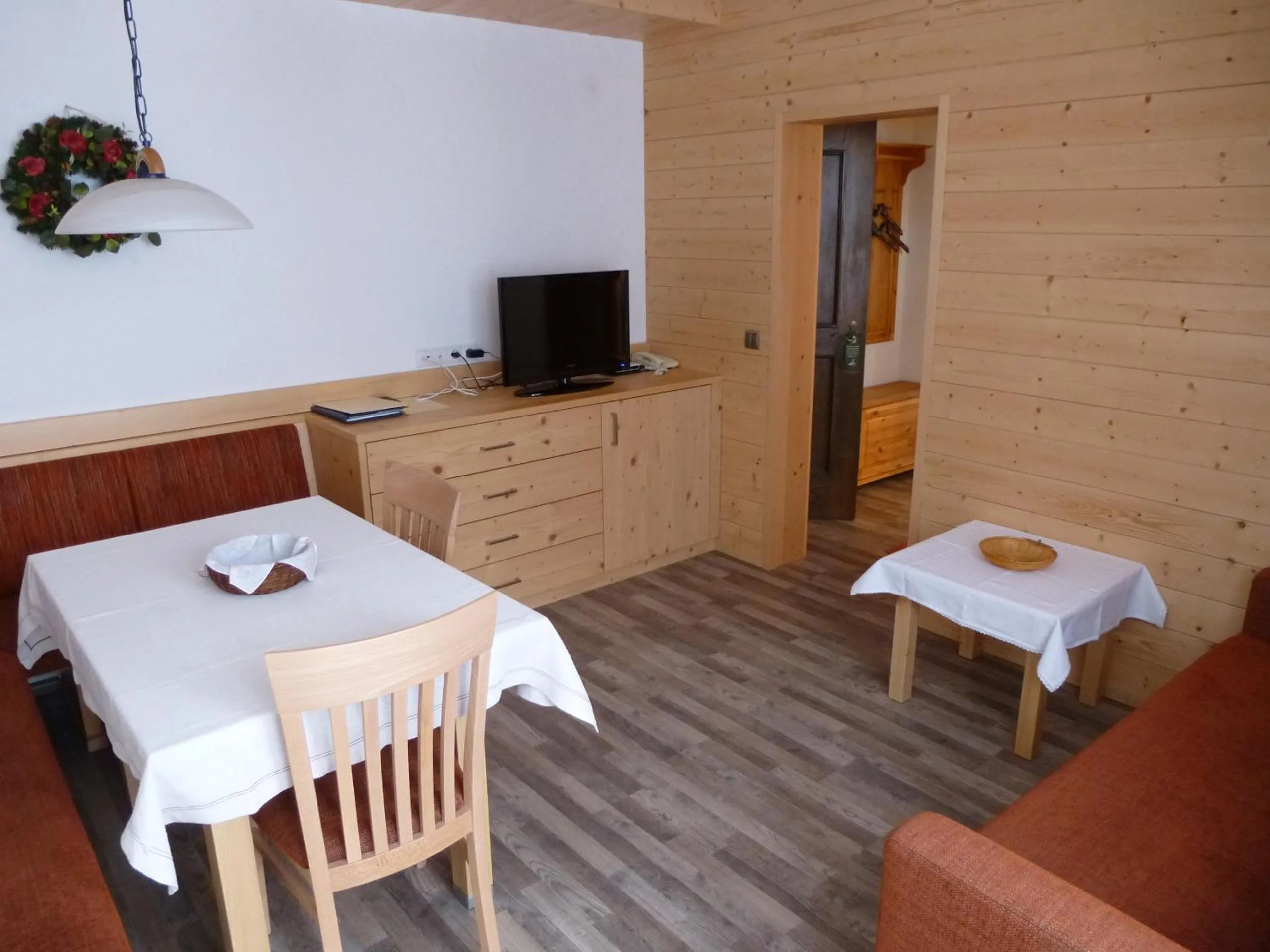 Communal lounge/ TV room, Bed in Hotel Bergheim