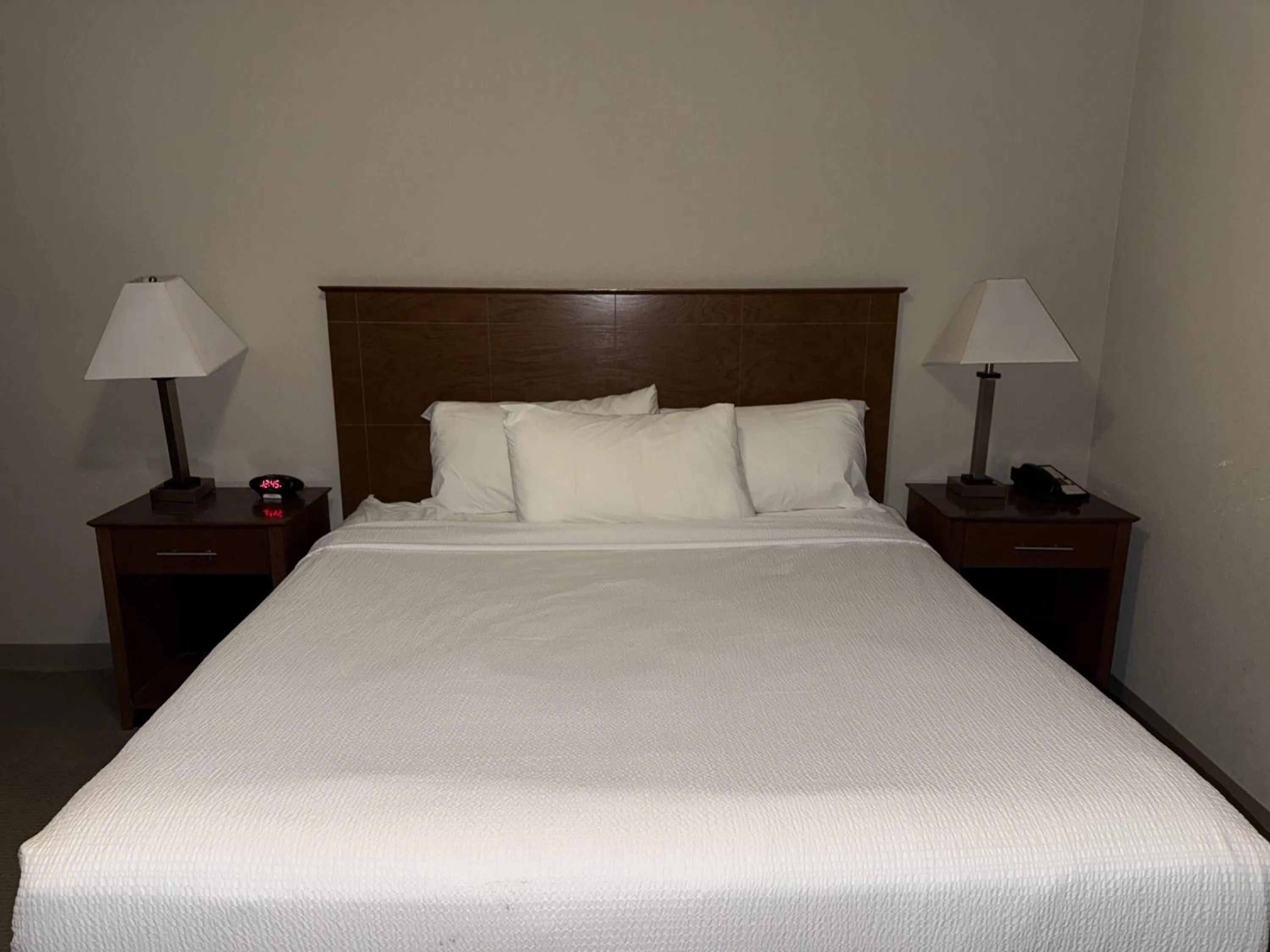 Photo of the whole room, Bed in Super 8 by Wyndham Fort St. John BC