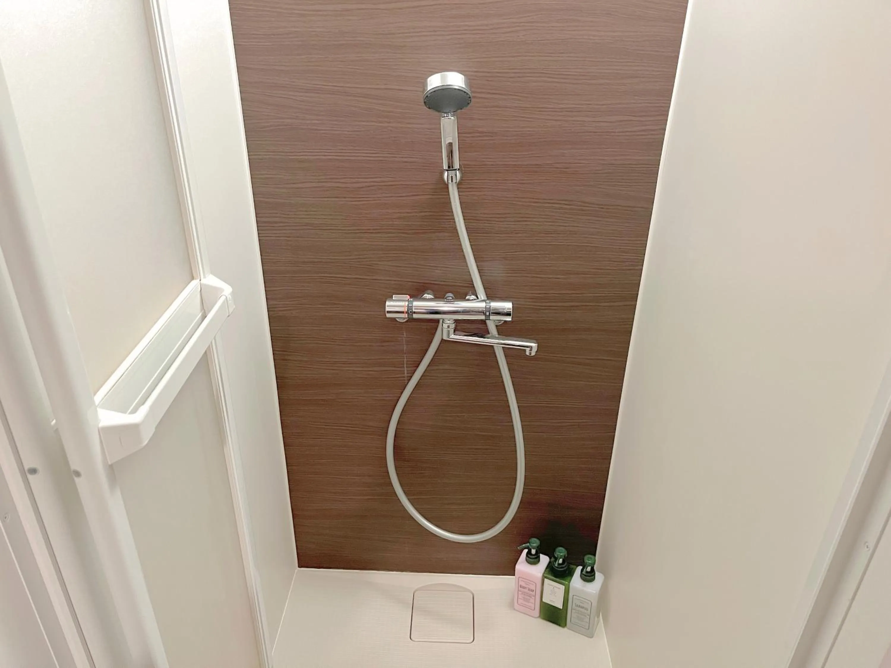 Shower in Book Tea Bed SHINJUKU-GYOEN