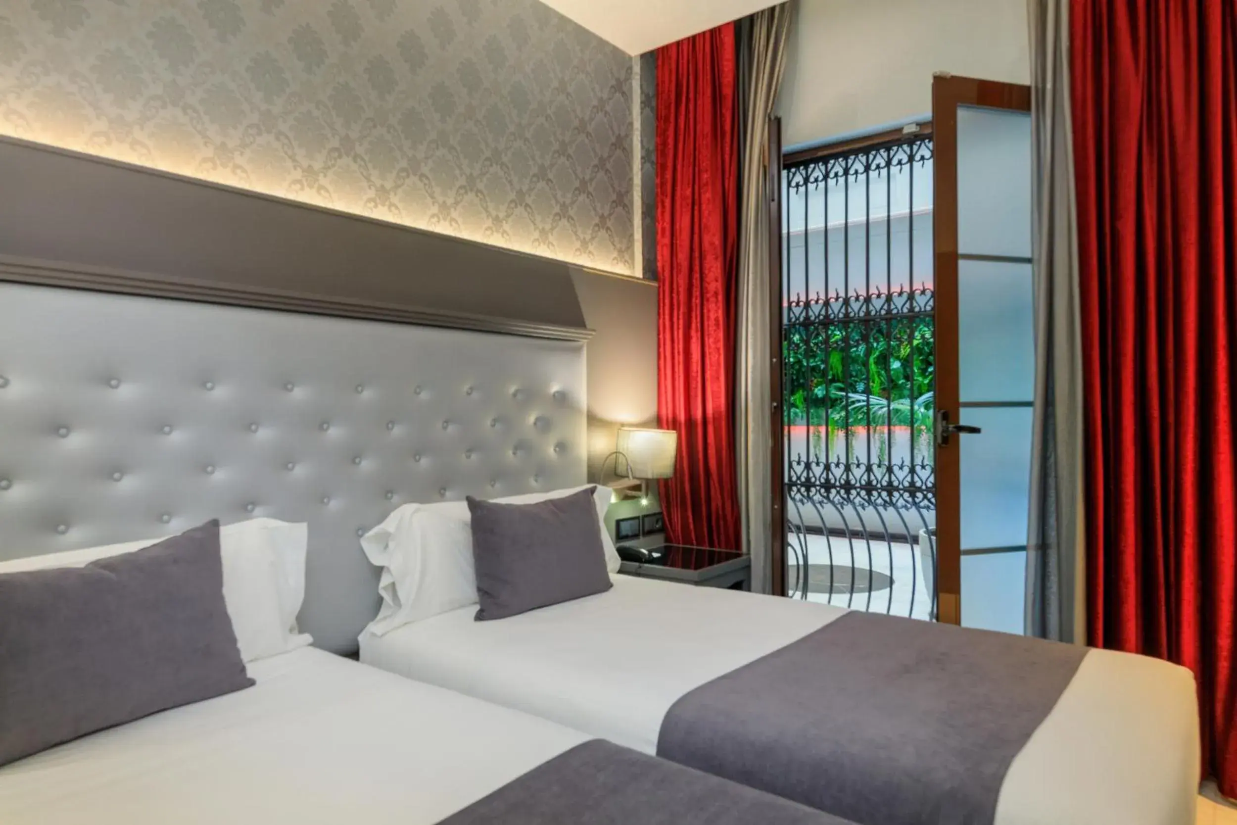 Photo of the whole room, Bed in Hotel Ciutadella Barcelona Photo of the whole room, Bed in Hotel Ciutadella Barcelona