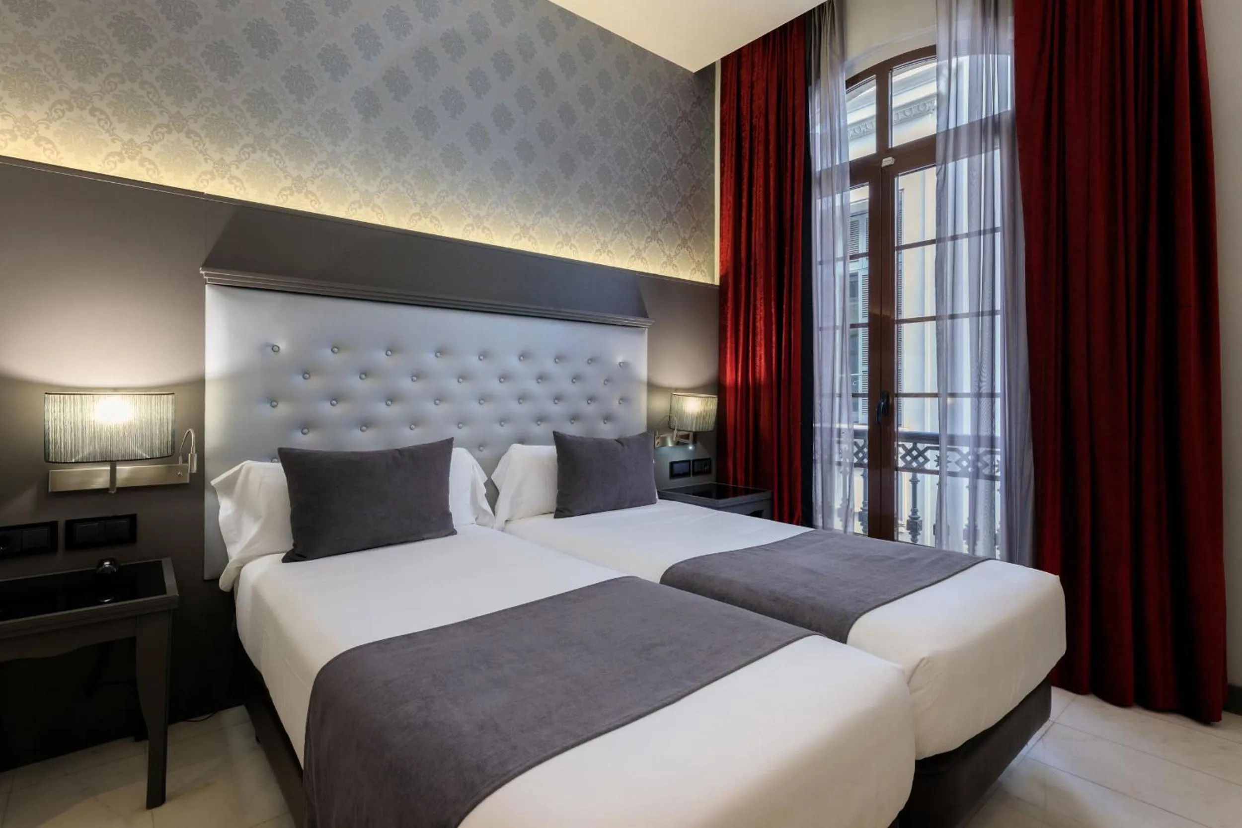 Photo of the whole room, Bed in Hotel Ciutadella Barcelona