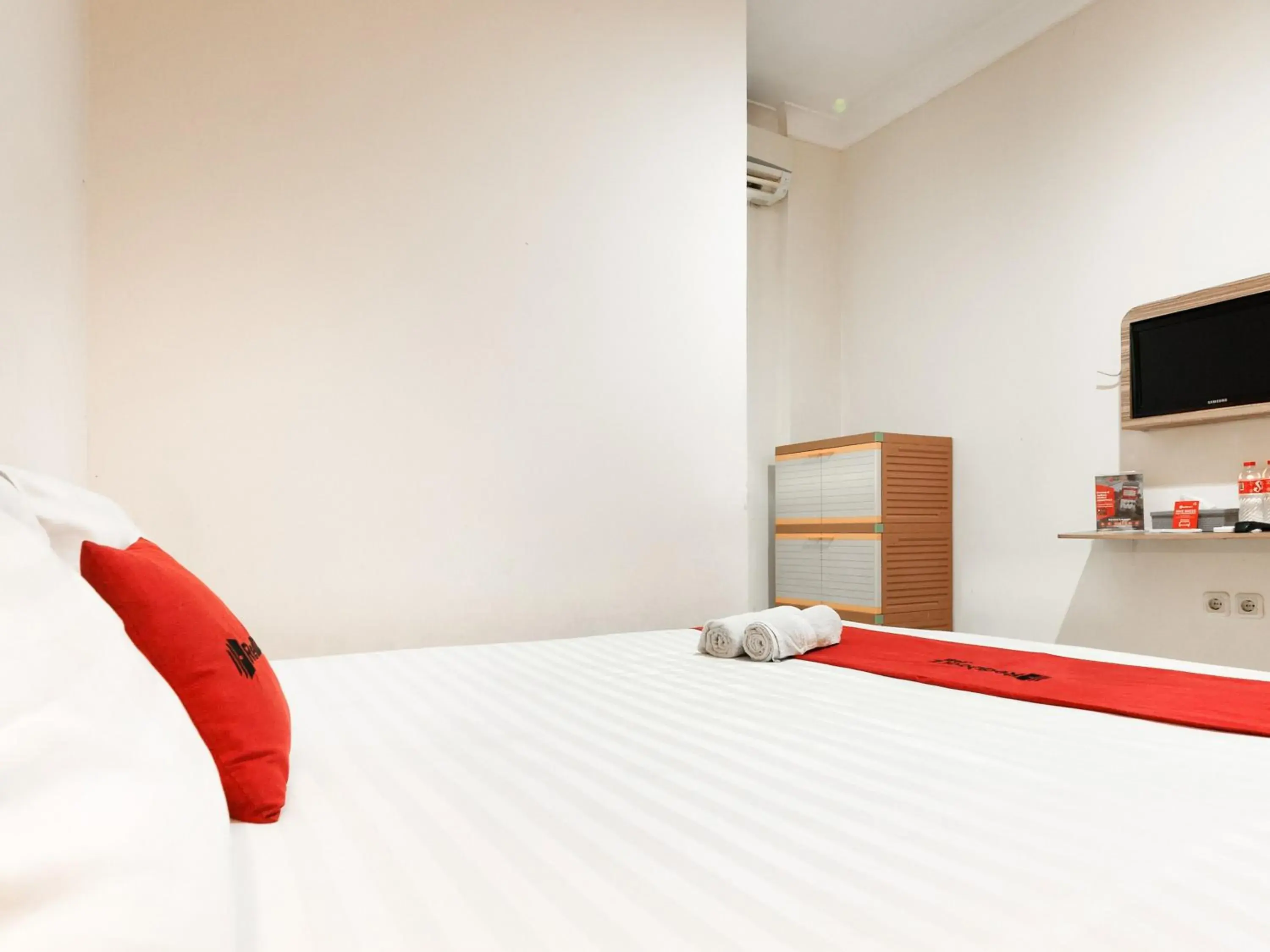 Bedroom, Bed in RedDoorz @ Pandu Raya Bogor Bedroom, Bed in RedDoorz @ Pandu Raya Bogor