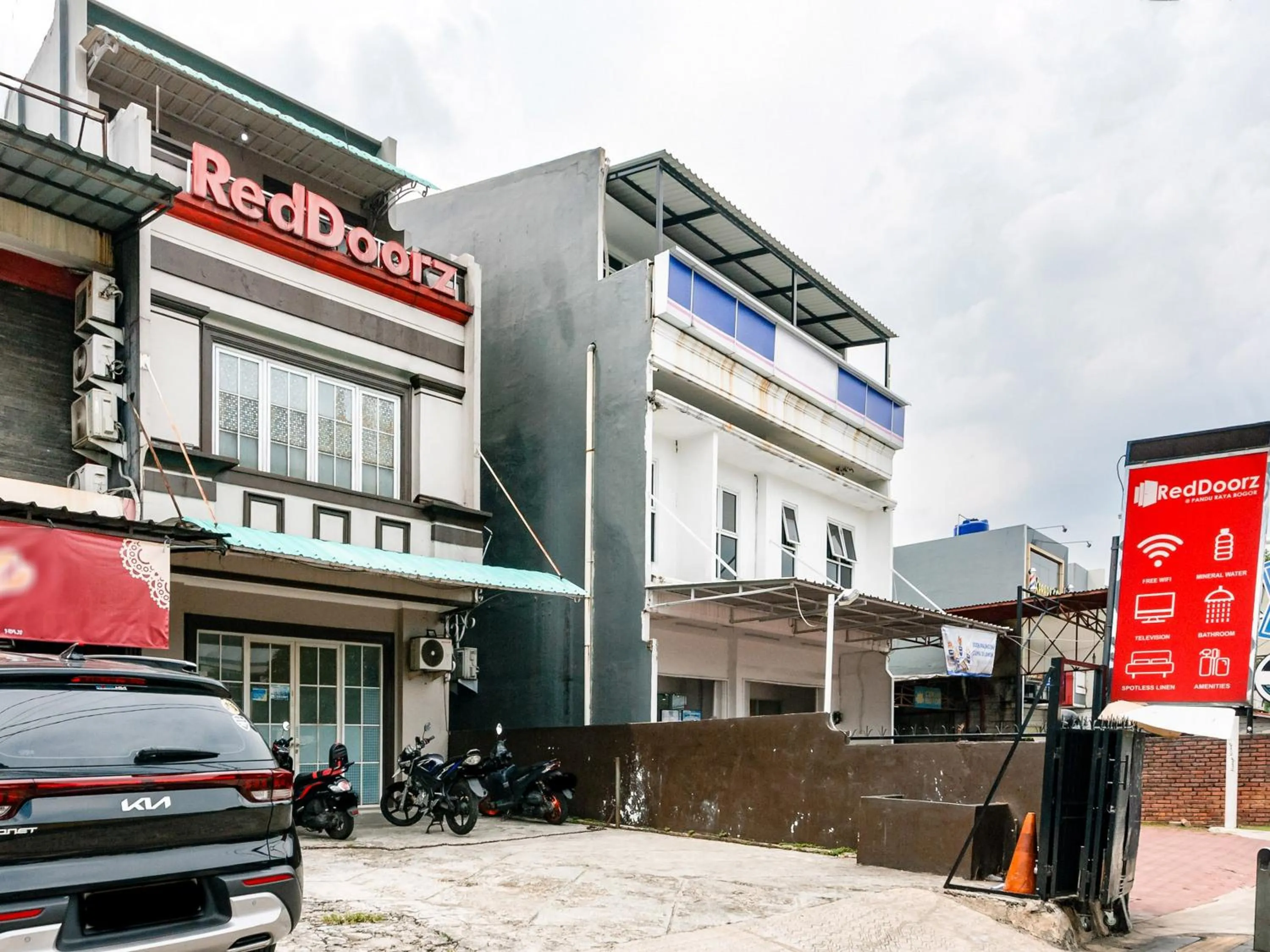 Facade/entrance in RedDoorz @ Pandu Raya Bogor