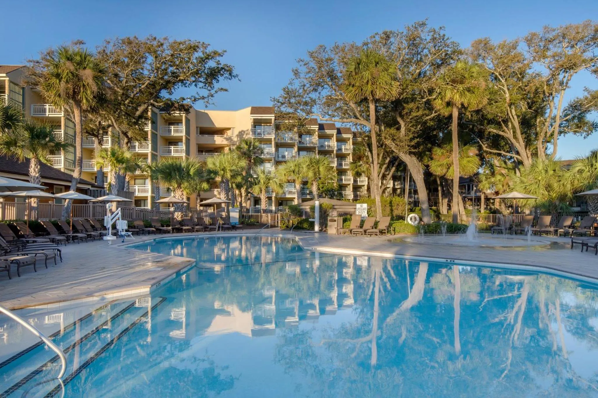 Swimming pool in Omni Hilton Head Oceanfront Resort