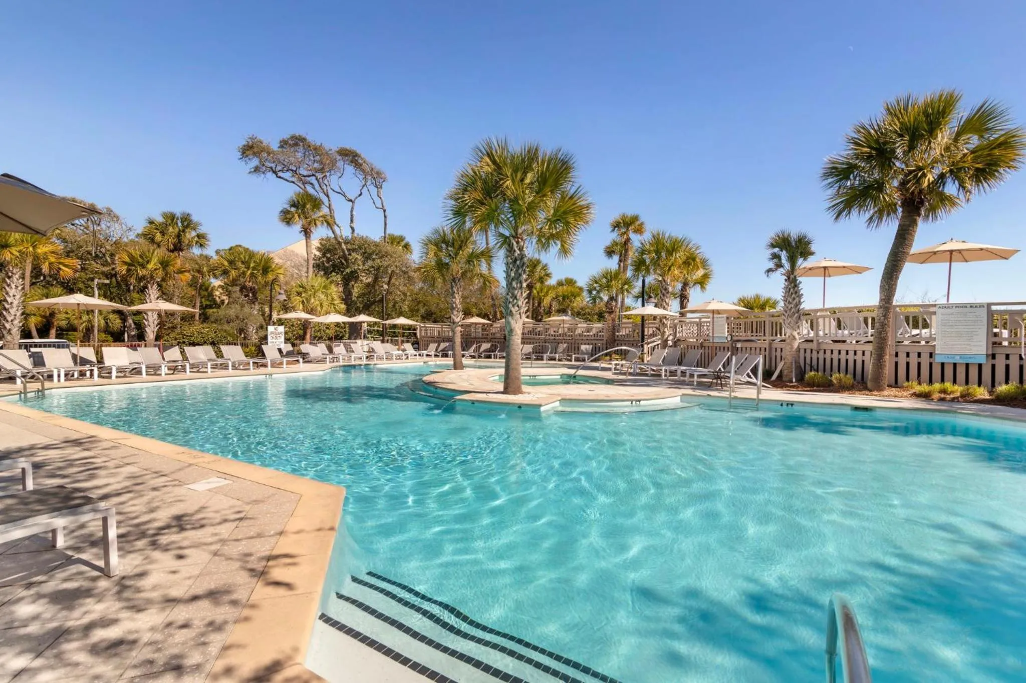 Swimming pool in Omni Hilton Head Oceanfront Resort