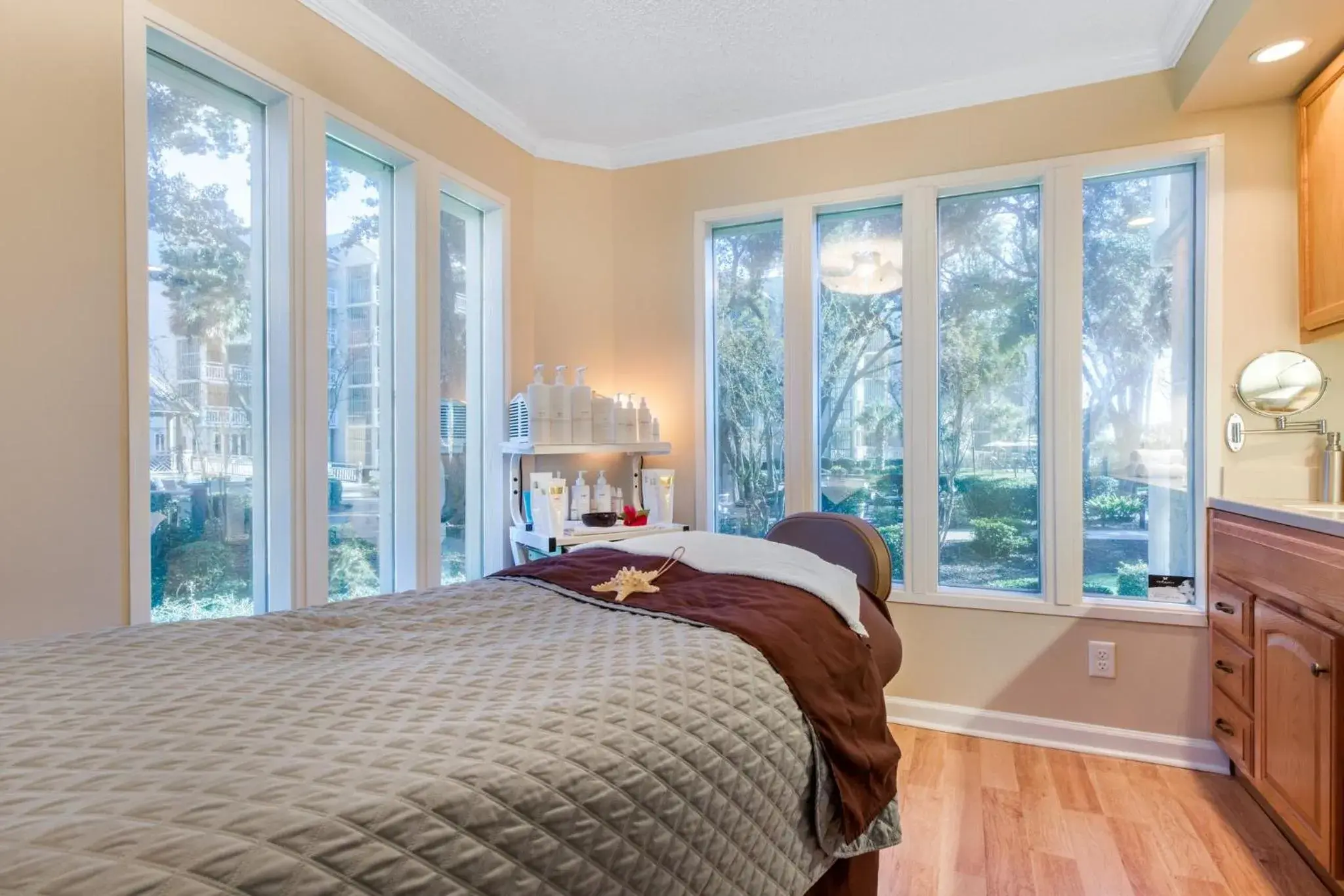 Spa and wellness centre/facilities, Bed in Omni Hilton Head Oceanfront Resort Spa and wellness centre/facilities, Bed in Omni Hilton Head Oceanfront Resort