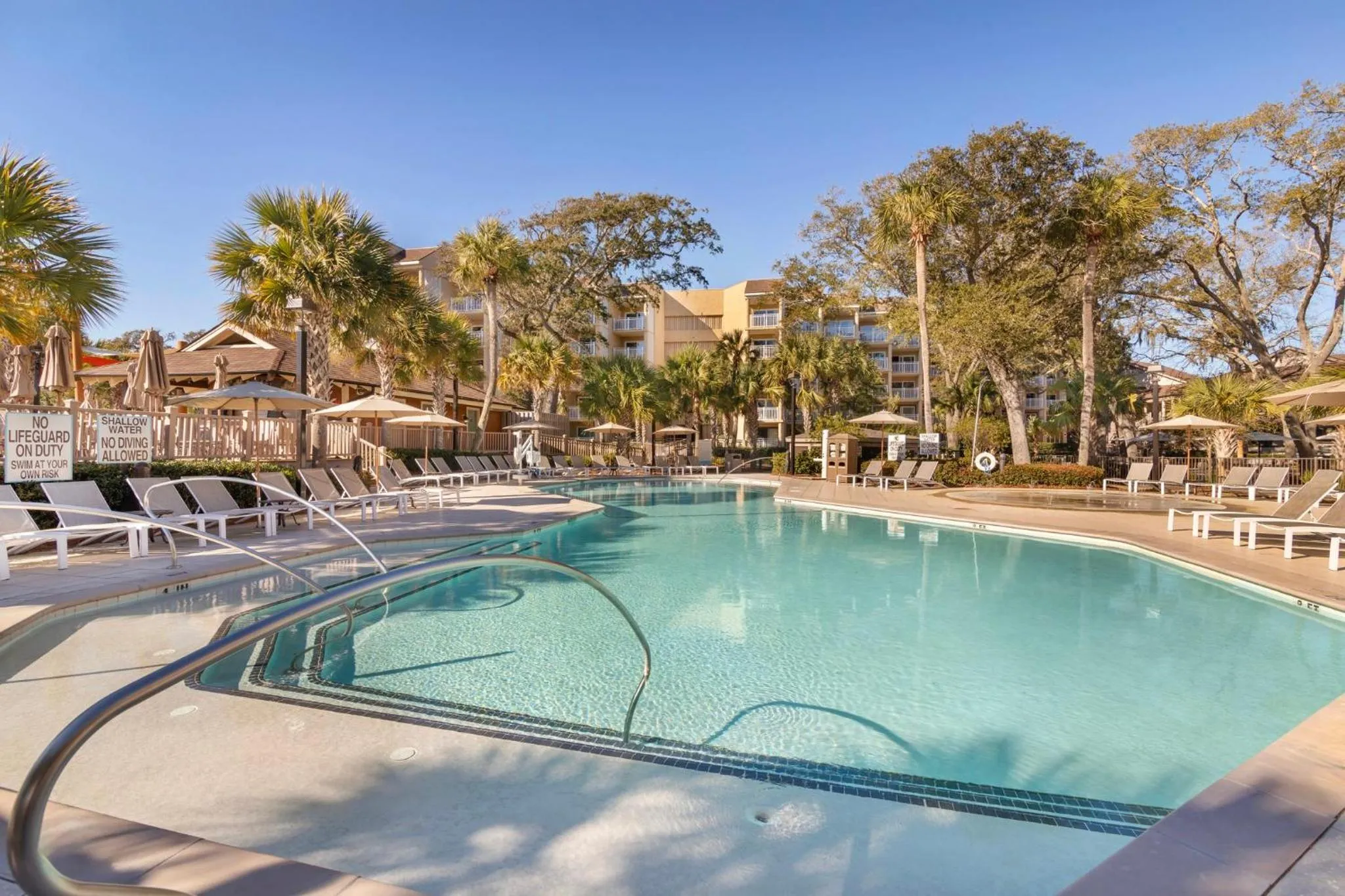 Swimming pool in Omni Hilton Head Oceanfront Resort