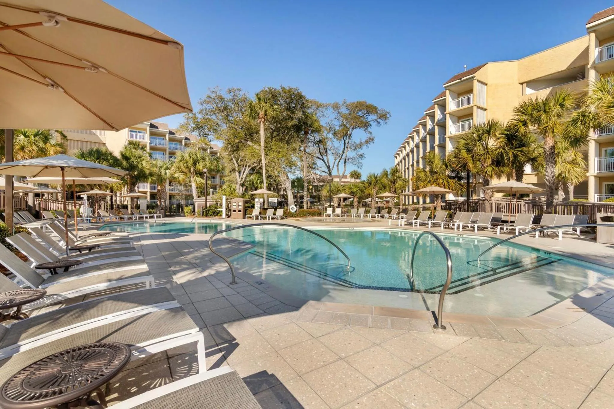 Swimming pool in Omni Hilton Head Oceanfront Resort