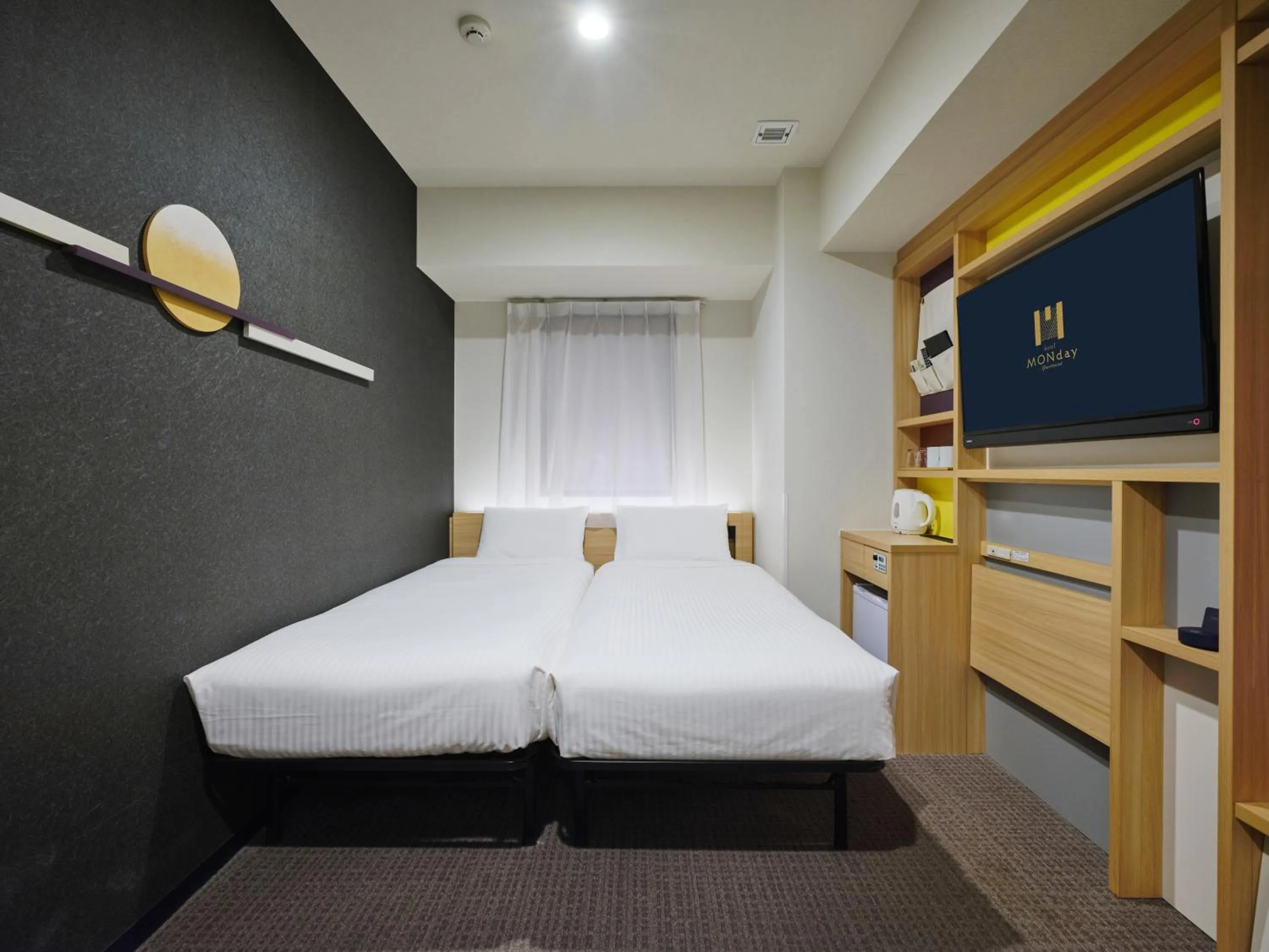 Bed in hotel MONday Tokyo Nishikasai