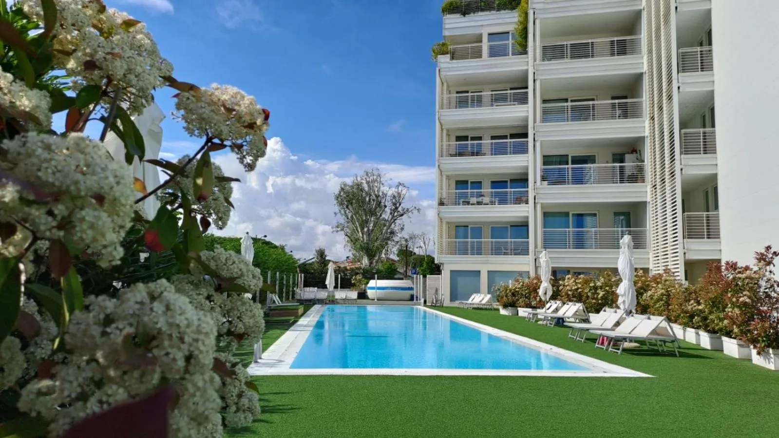 Swimming pool in Marina Verde Resort Official