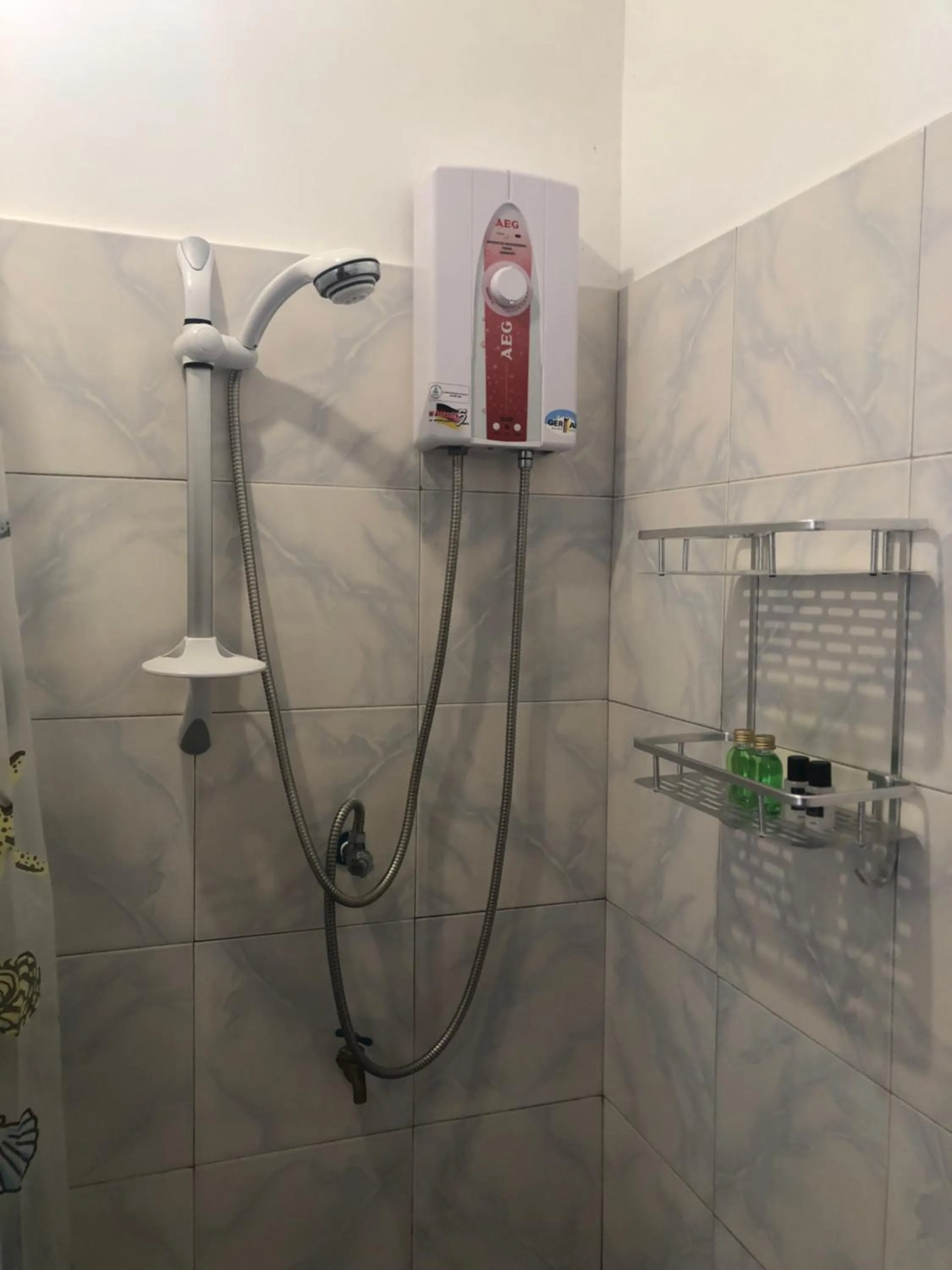 Shower in Tongatok Cliff Resort