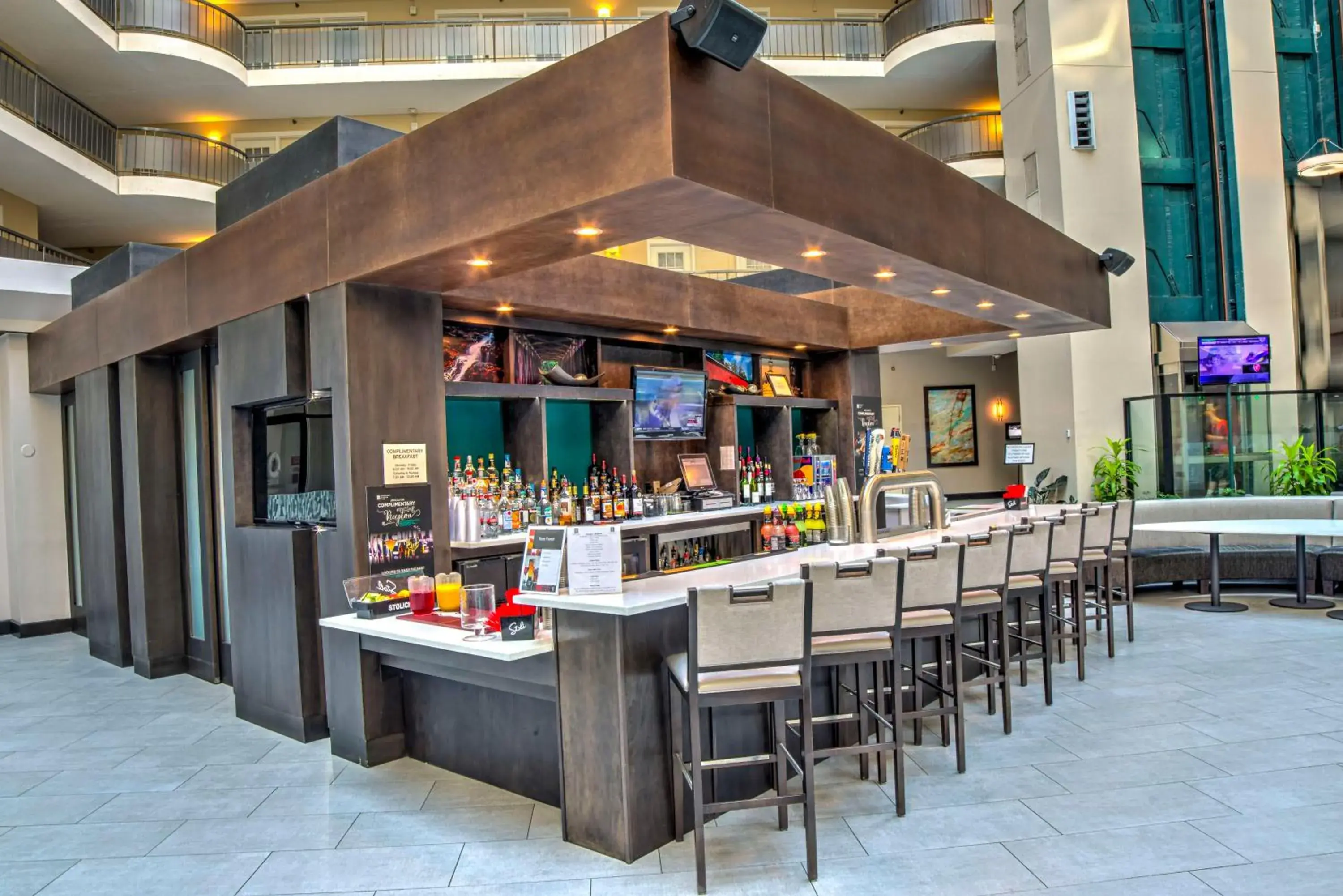 Lounge or bar in Embassy Suites by Hilton Indianapolis North Lounge or bar in Embassy Suites by Hilton Indianapolis North