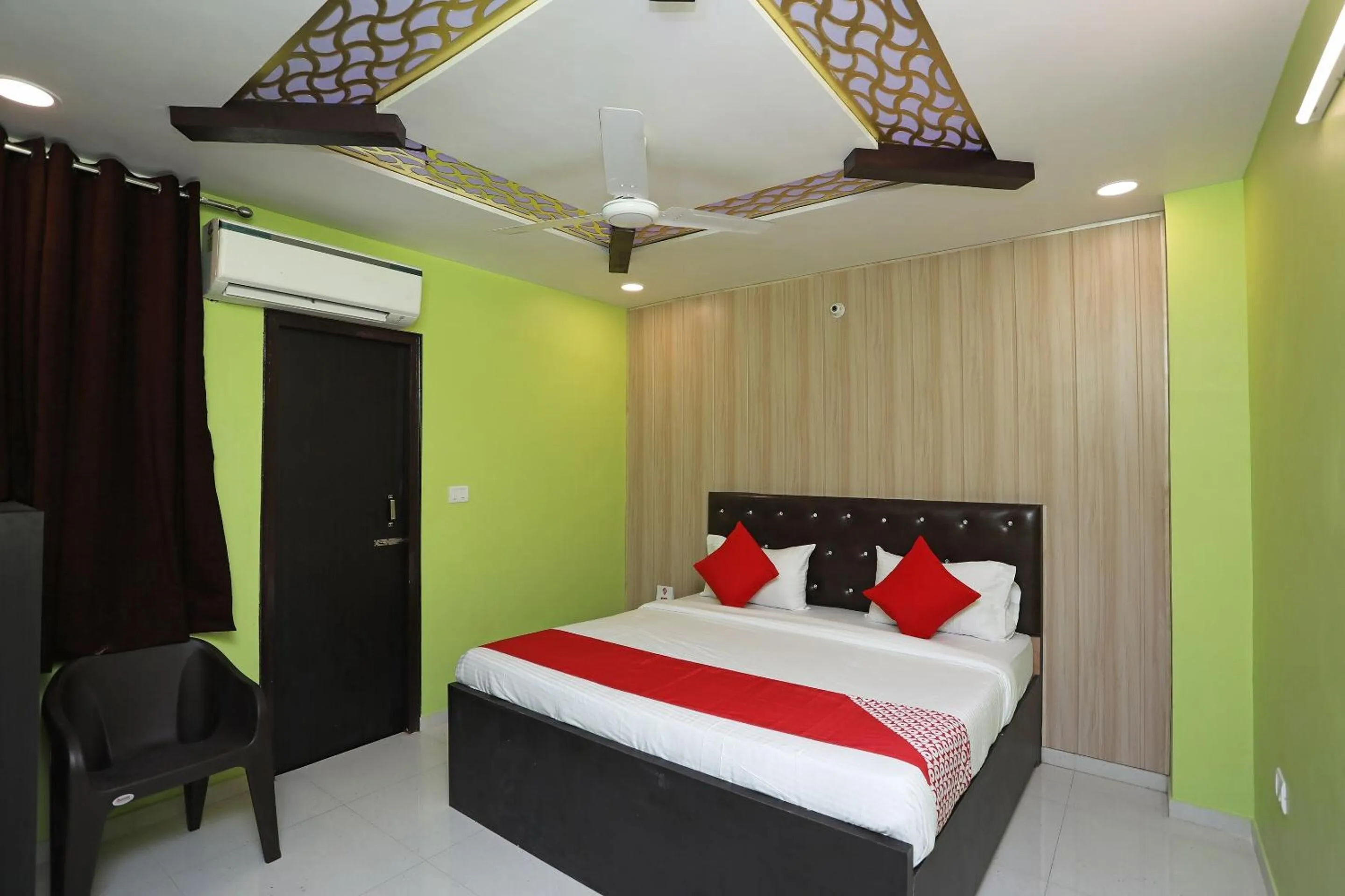 Bedroom, Bed in Super Hotel O Richa Grand