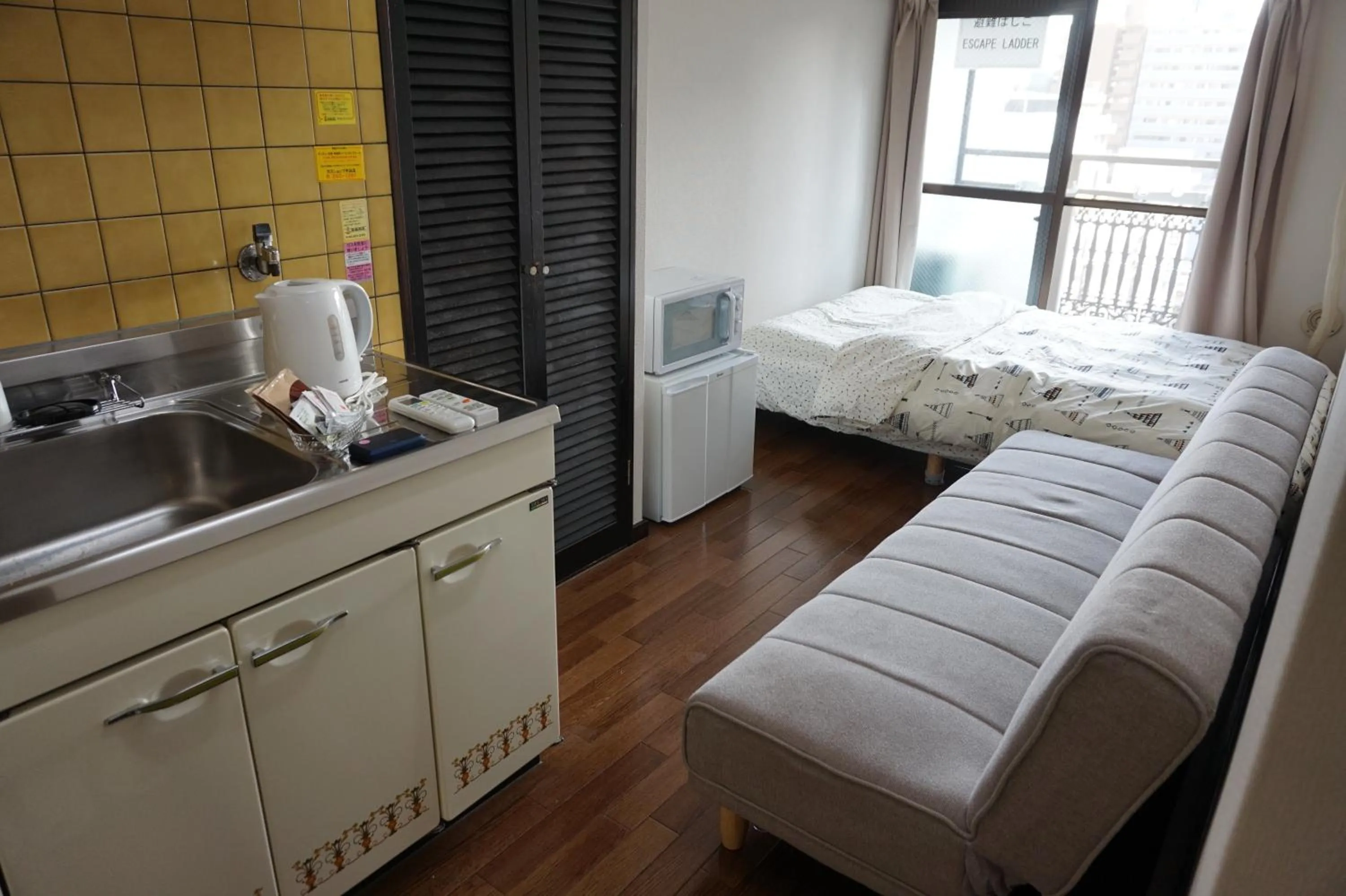 Kitchen or kitchenette, Bed in CUBIC.30