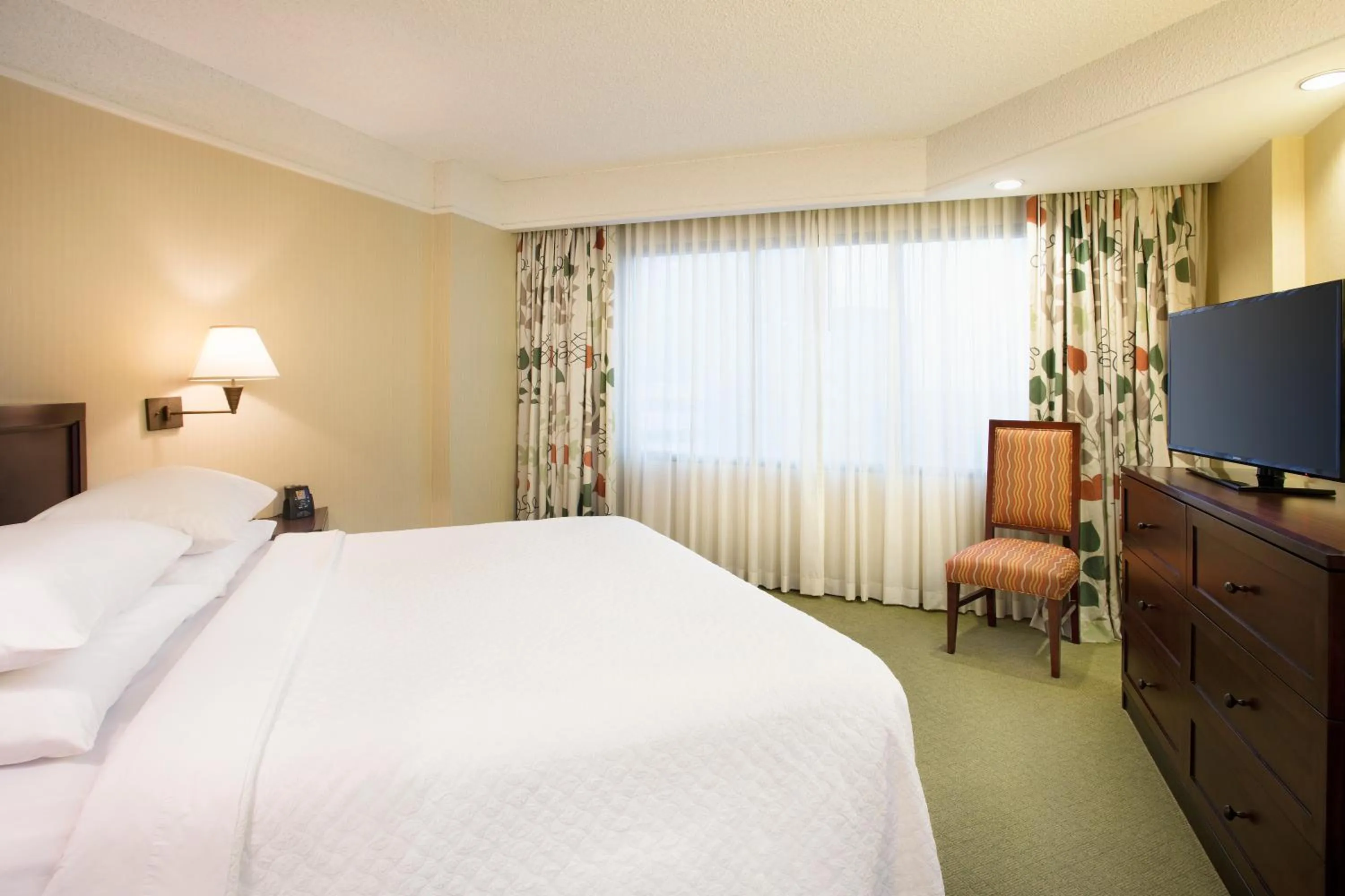 Bed, TV/Entertainment Center in Embassy Suites Secaucus - Meadowlands