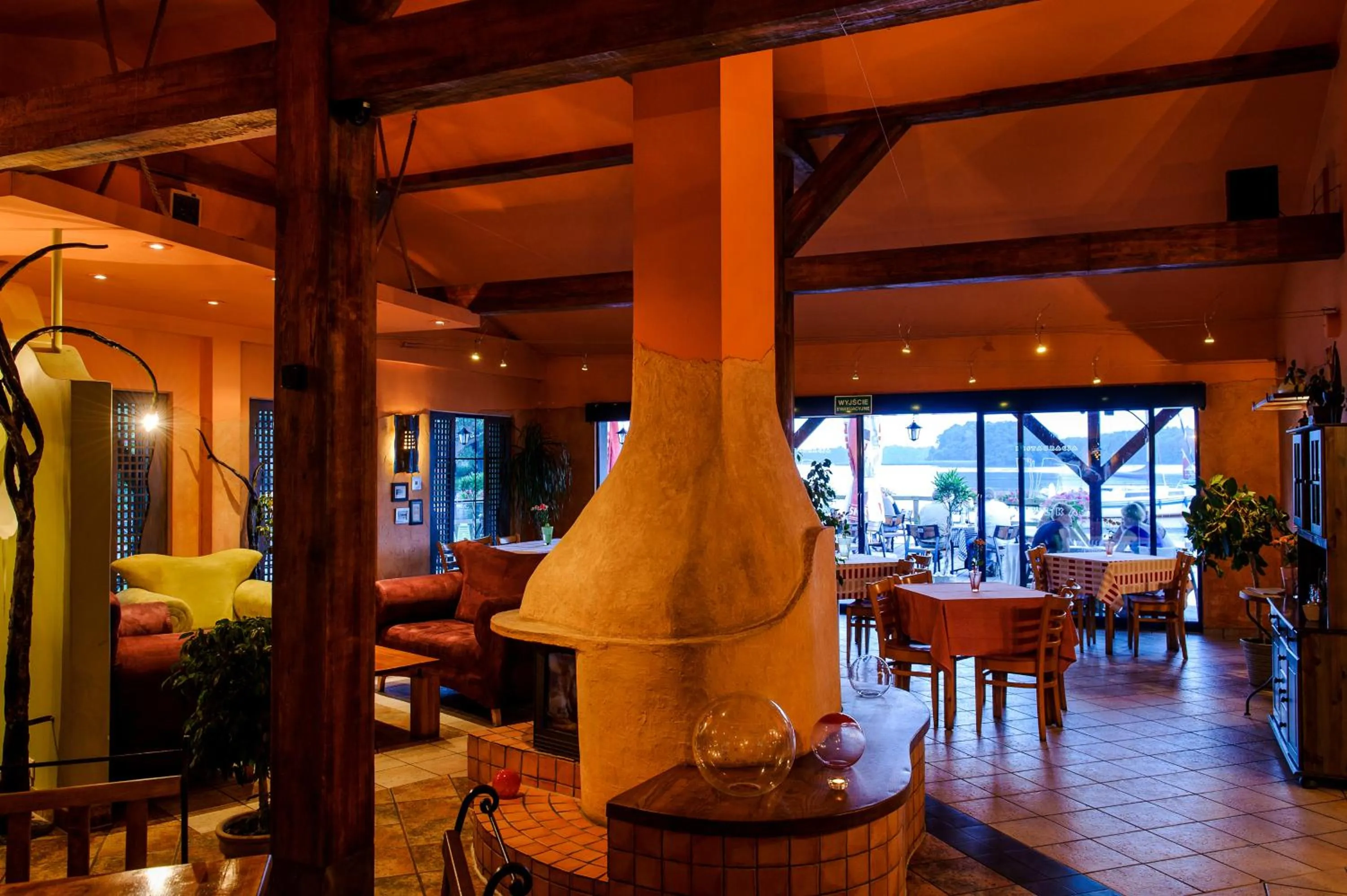 Restaurant/places to eat in Hotel Active