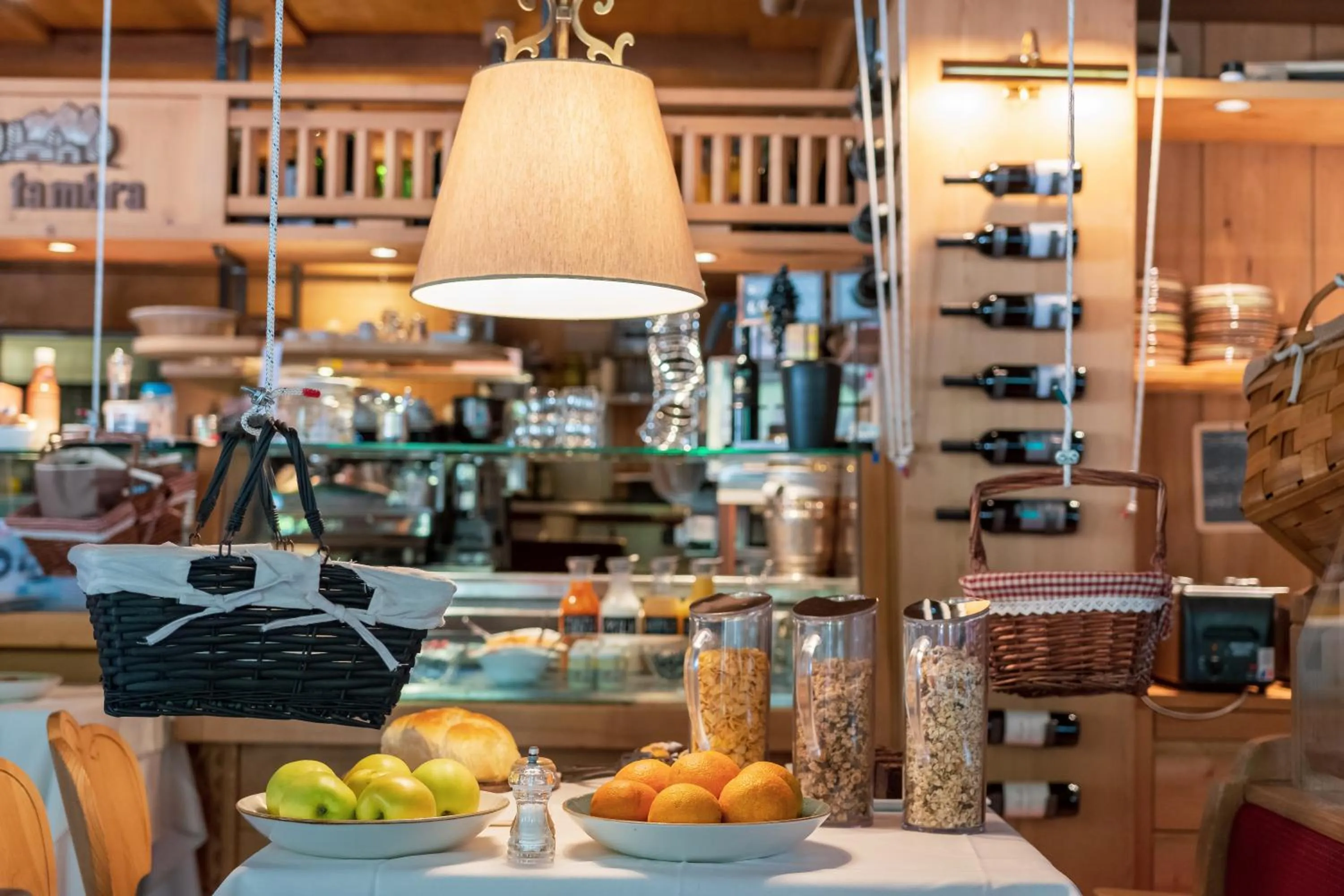 Breakfast in La Tambra - Residence - Central with Restaurant